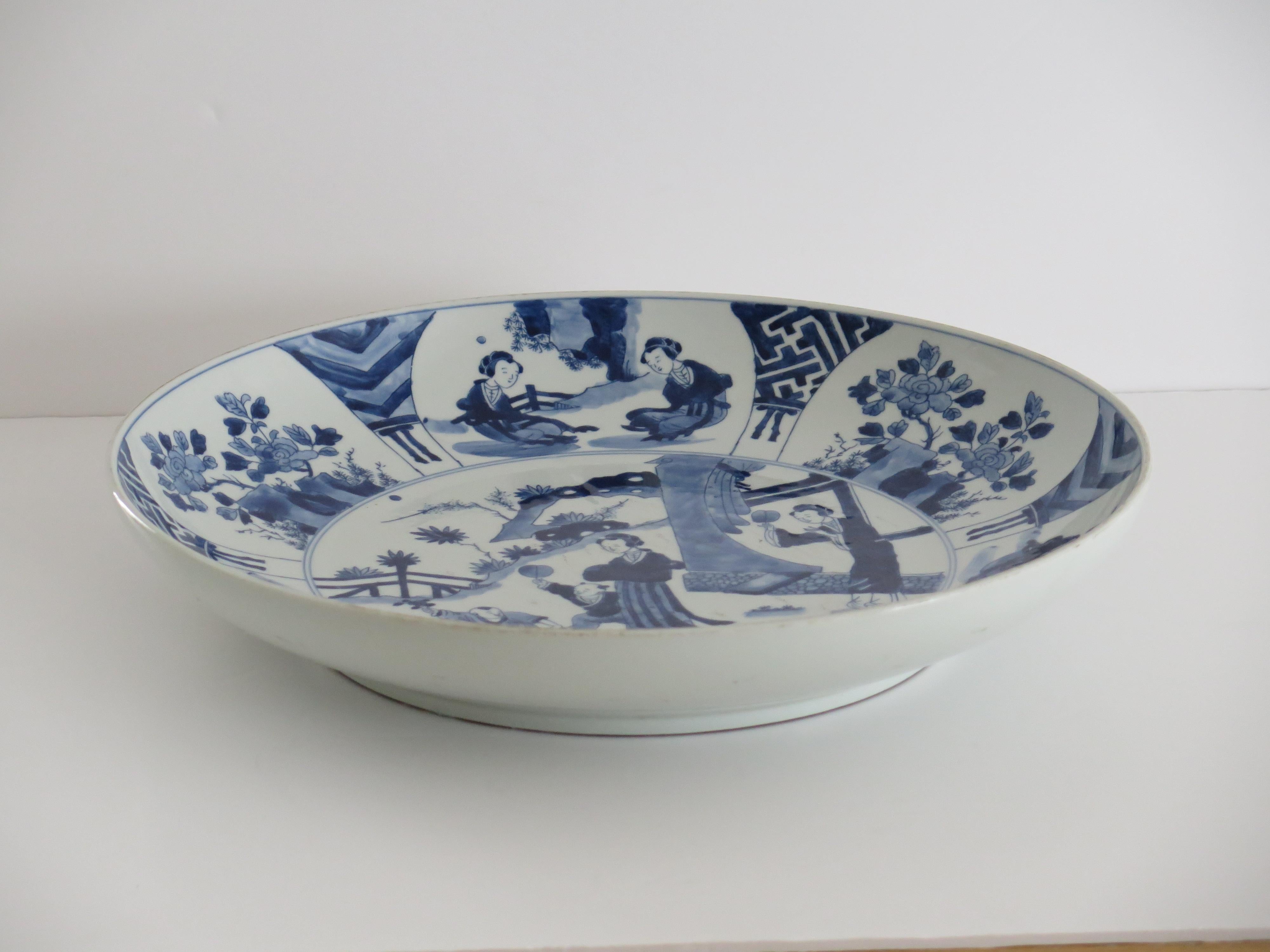 Große chinesische Exportschale oder Teller aus Porzellan in Blau und Weiß, ca. 1920er Jahre (Chinesisch) im Angebot