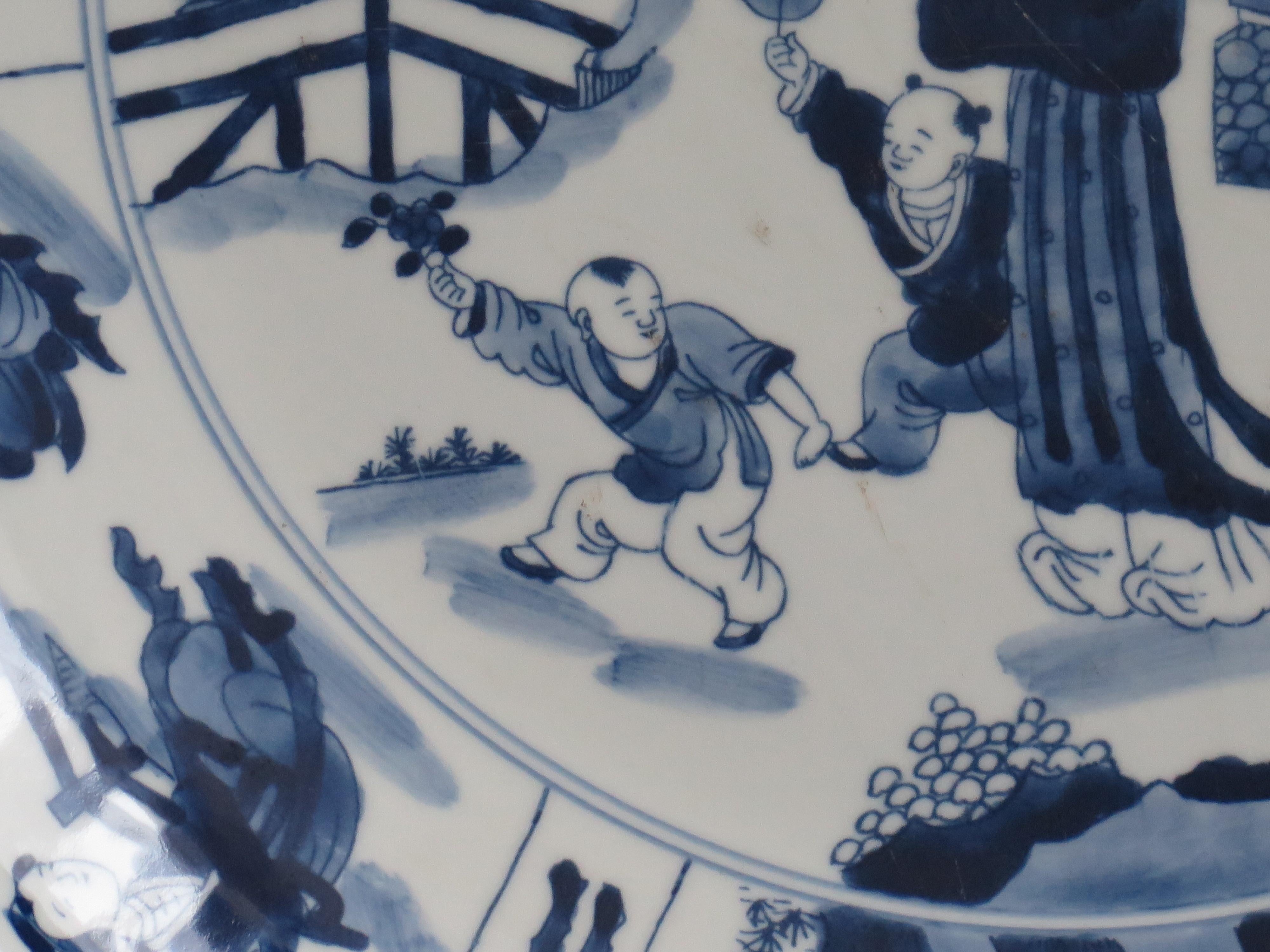 20ième siècle Grand plat ou assiette d'exportation chinois en porcelaine bleu et blanc, vers 1920 en vente