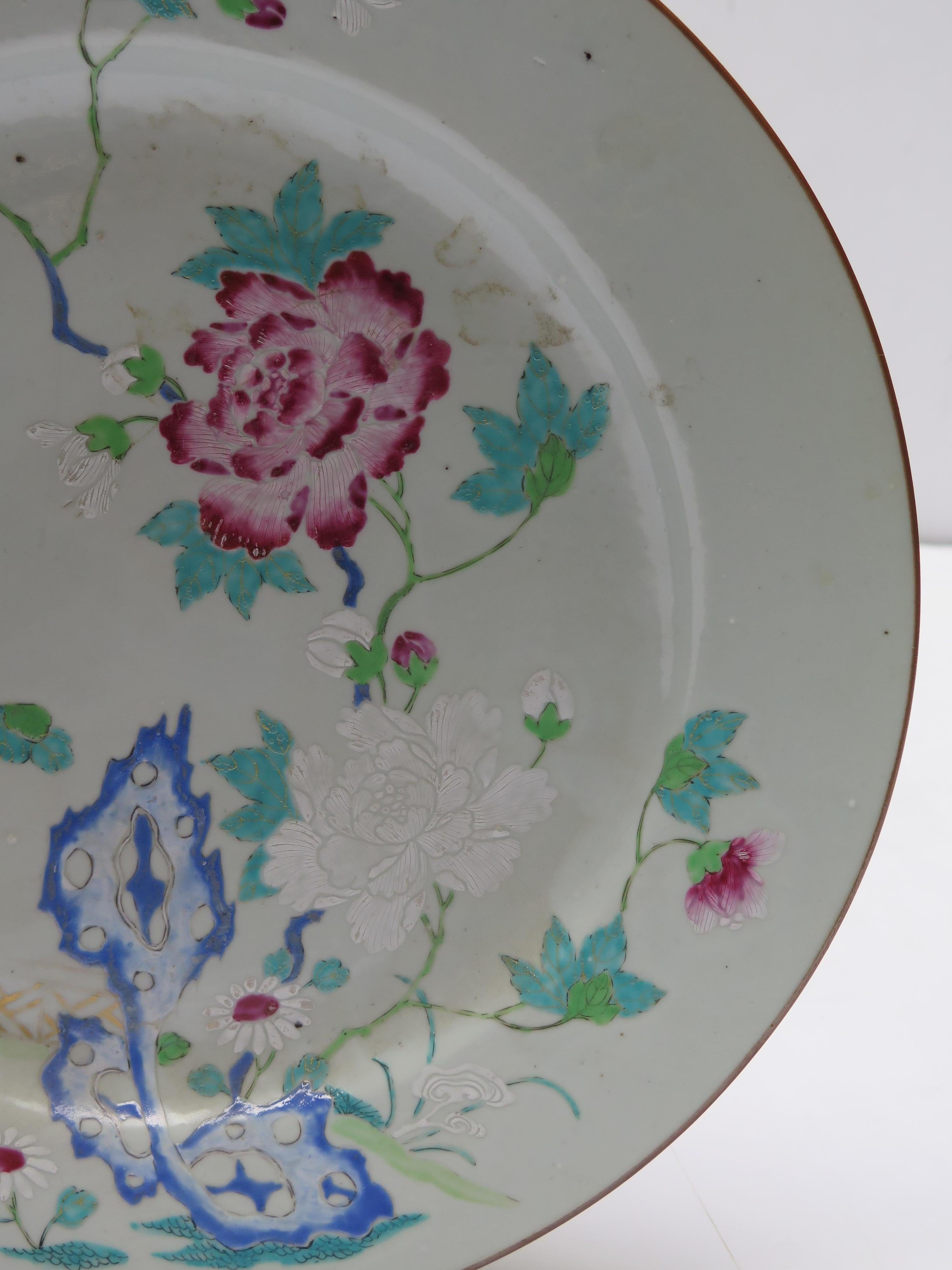 Large Chinese Export Famille Rose Round Plate In Good Condition For Sale In Dallas, TX