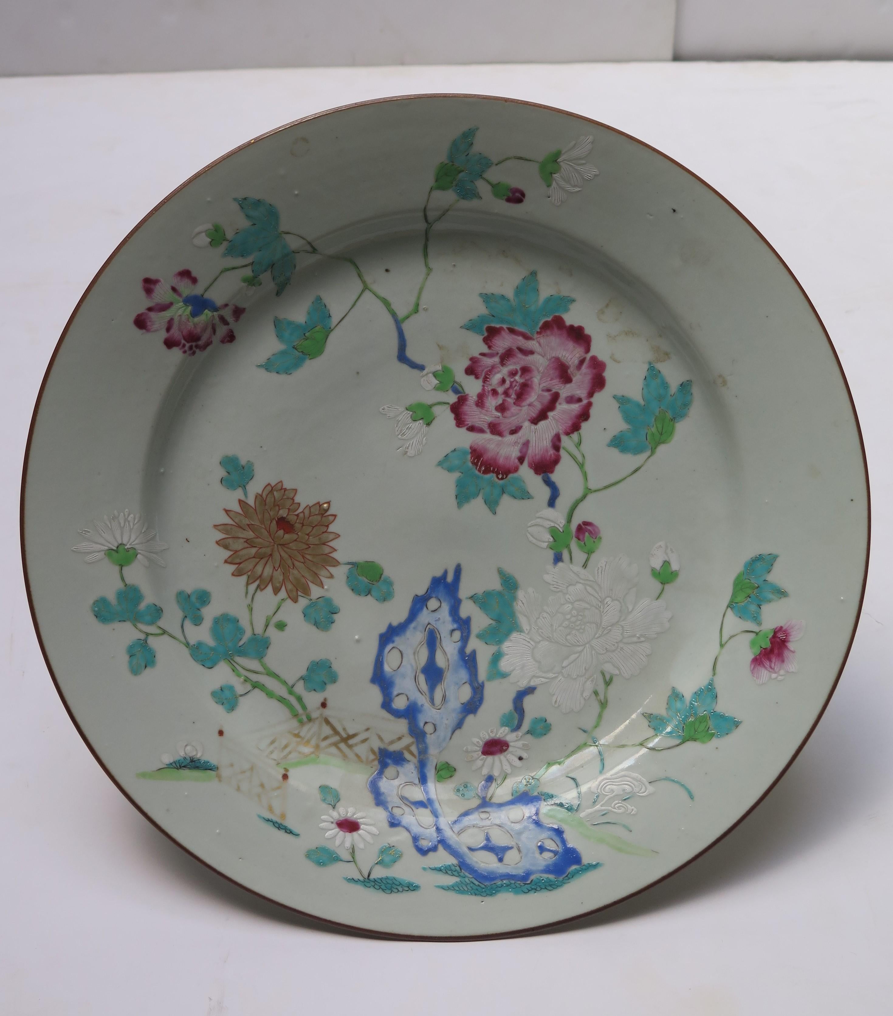 Großer runder chinesischer Famille-Rose-Teller (19. Jahrhundert) im Angebot