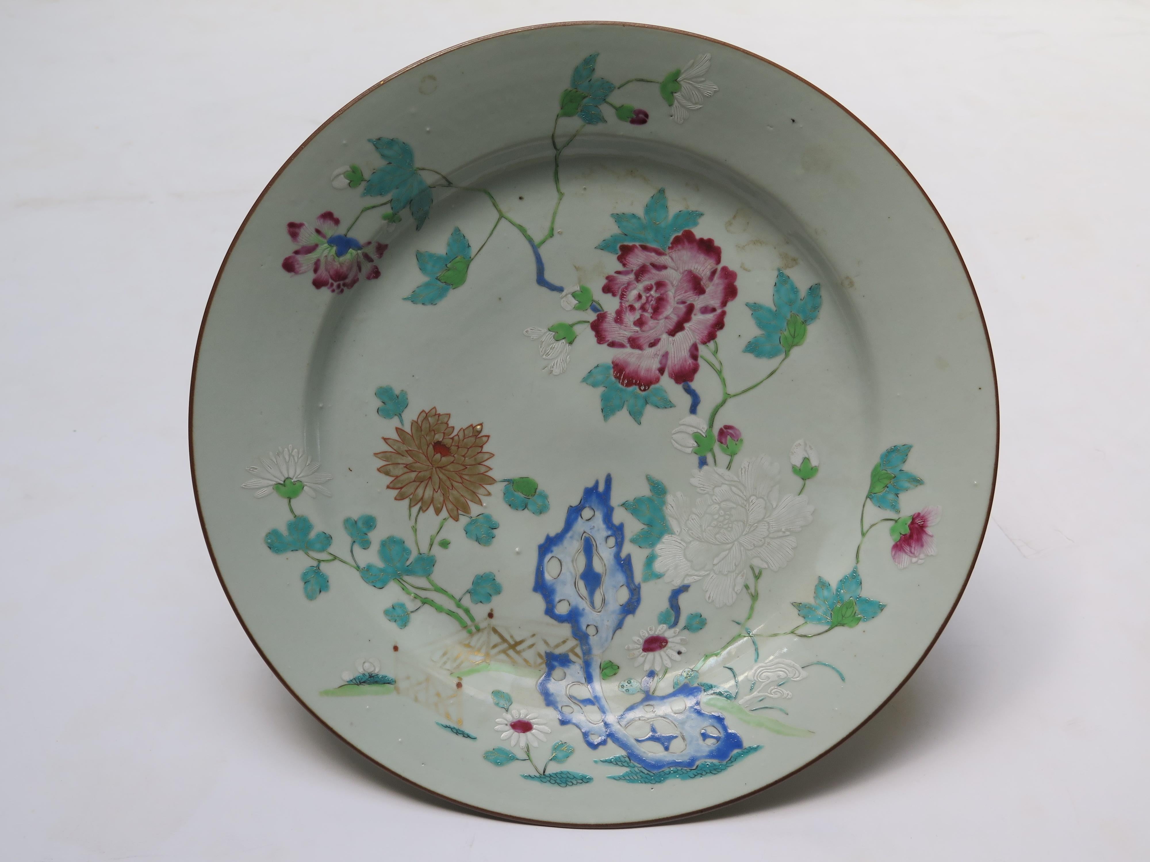 Large Chinese Export Famille Rose Round Plate For Sale 3