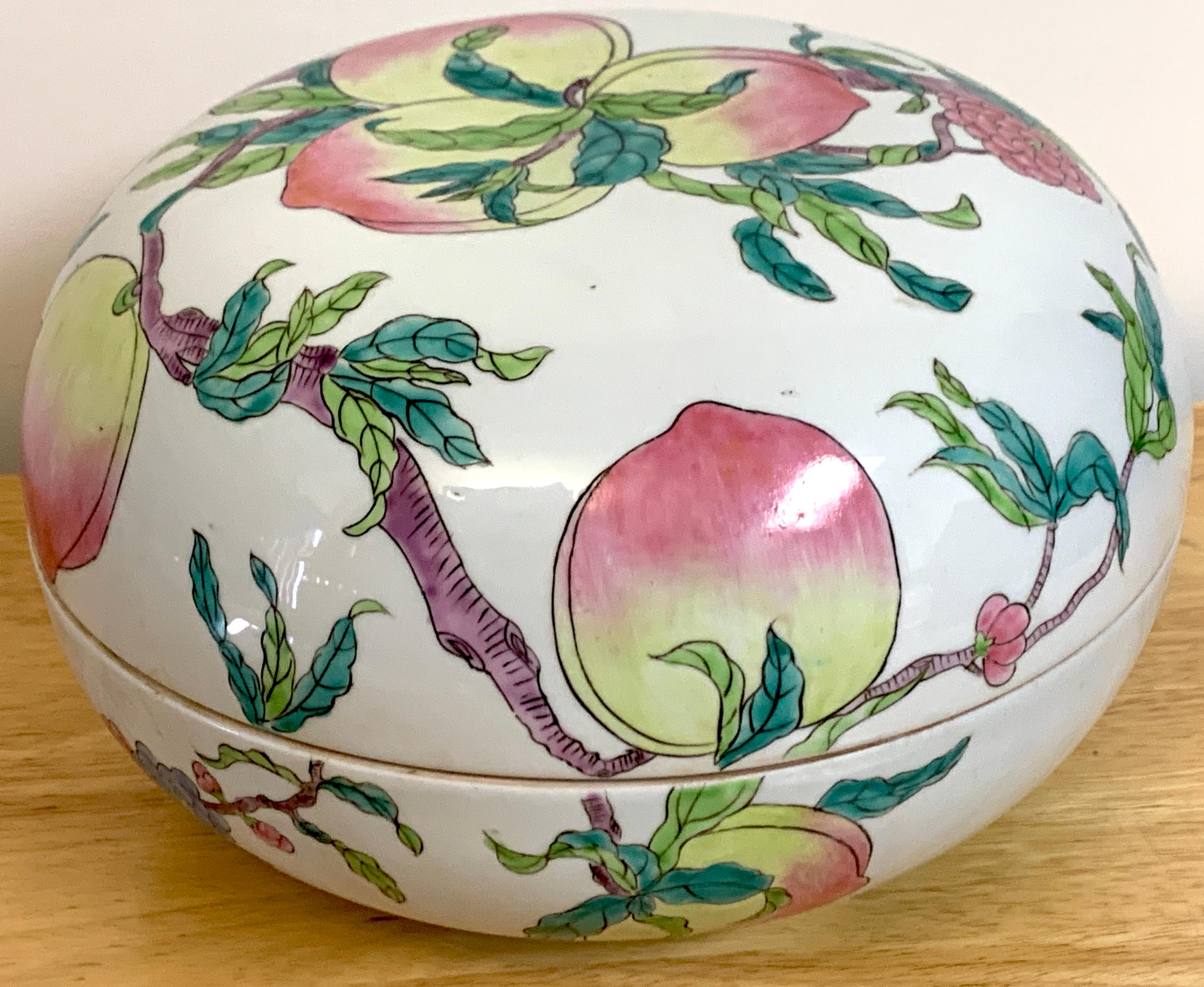 Large Chinese Export Famille Verte Peach Motif Box, Republic Period For Sale 5