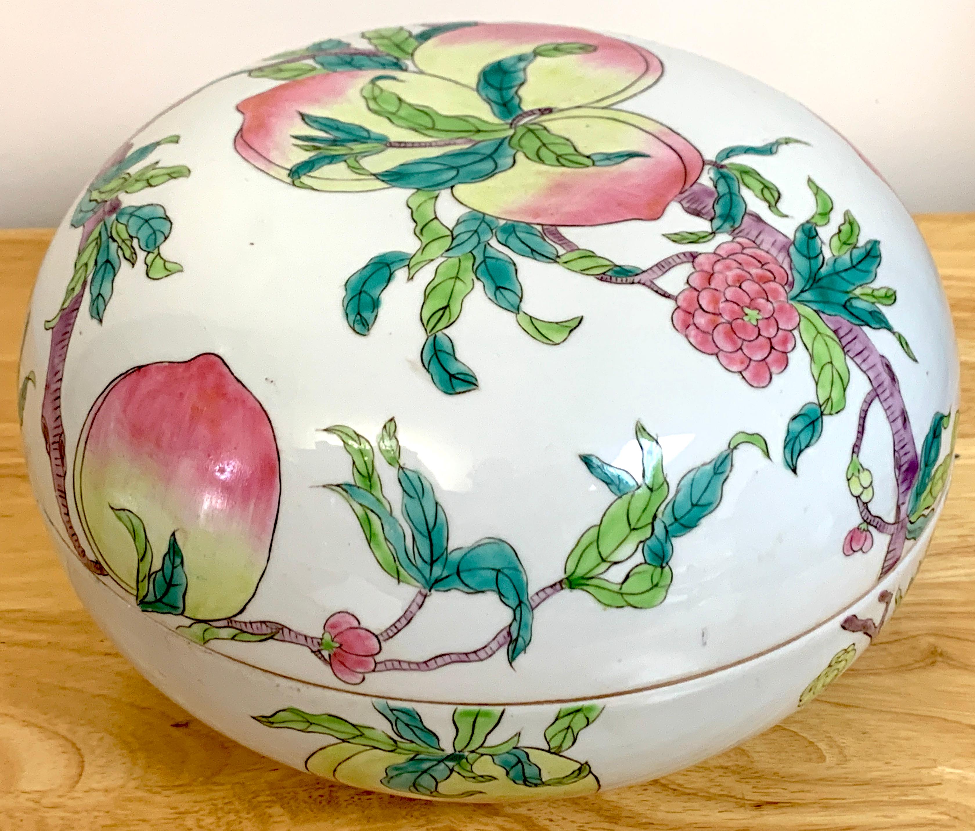 20th Century Large Chinese Export Famille Verte Peach Motif Box, Republic Period For Sale