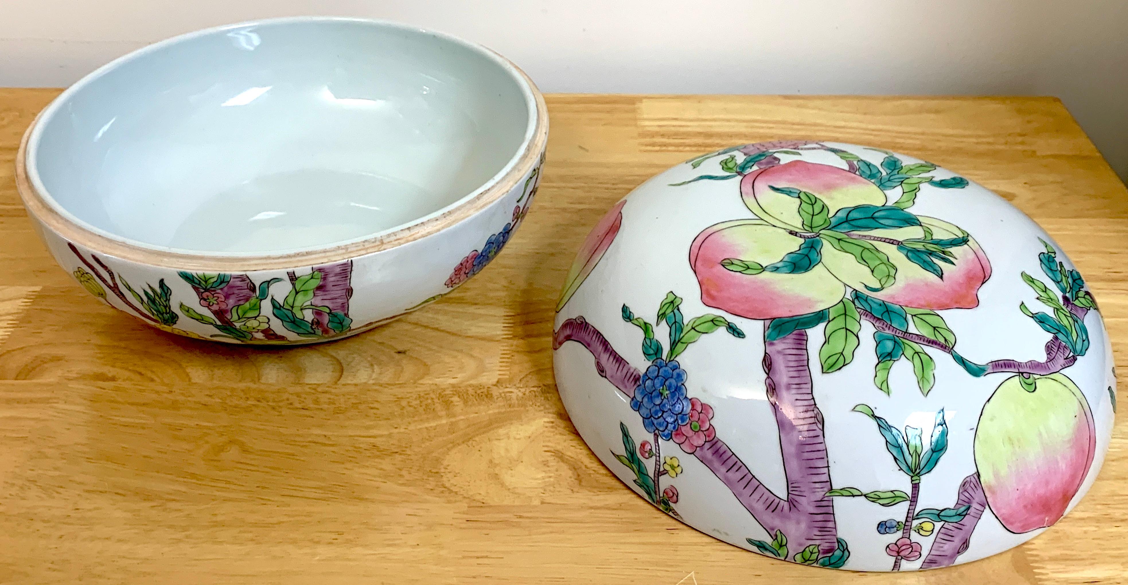 Porcelain Large Chinese Export Famille Verte Peach Motif Box, Republic Period For Sale