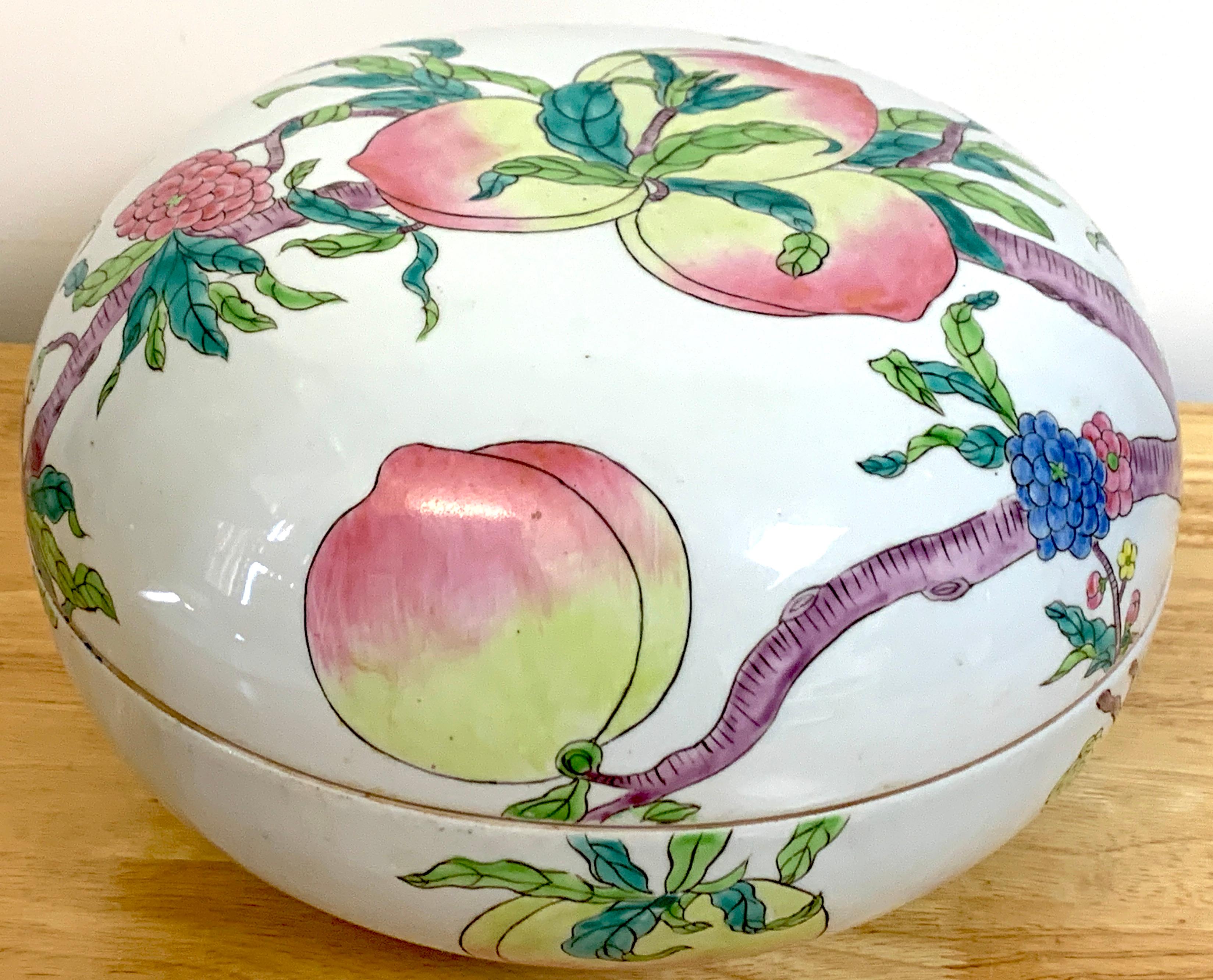 Gran caja china de exportación Famille Verte con motivo de melocotón, Periodo de la República en venta 1