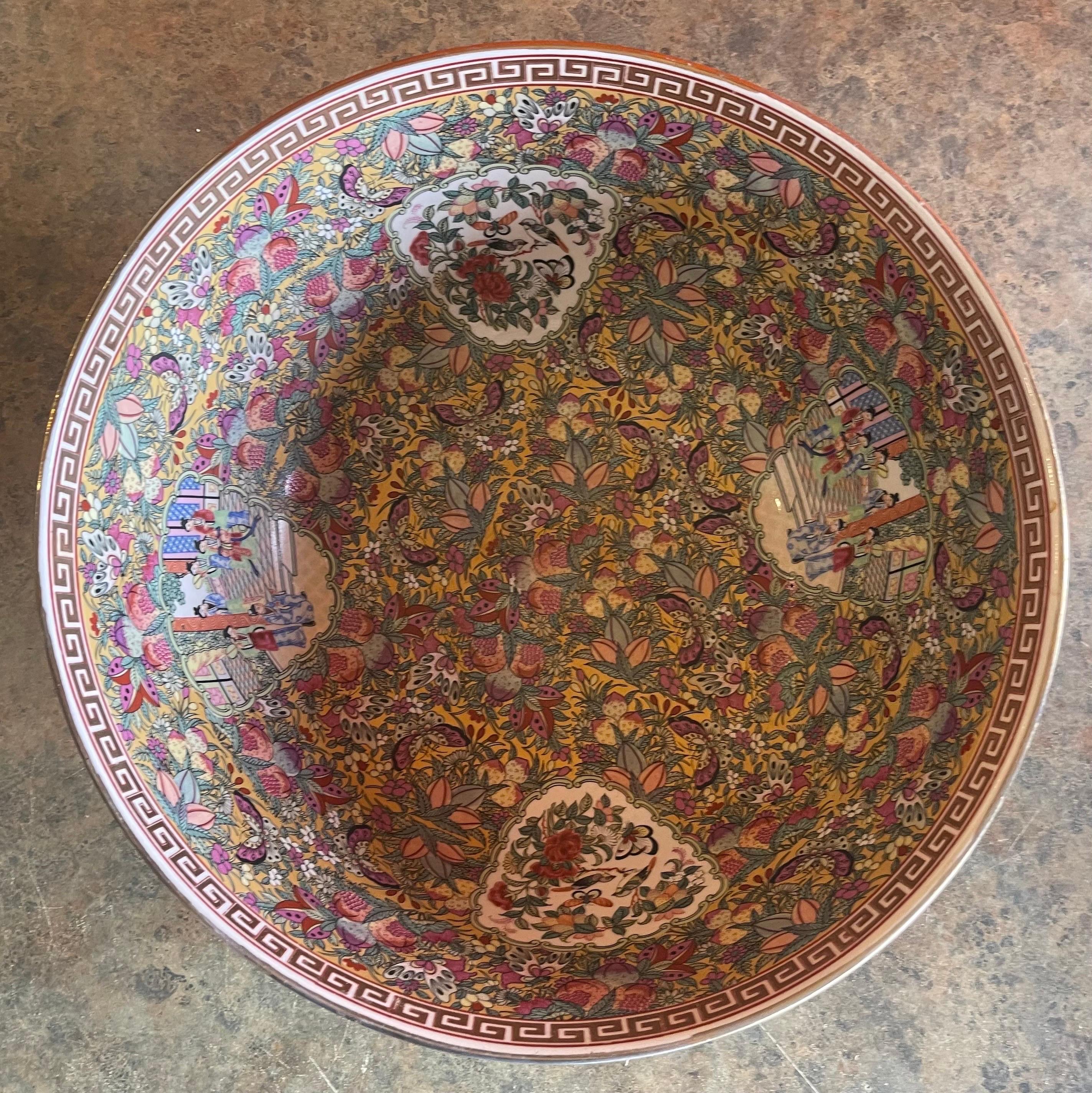 Grand bol en porcelaine d'exportation chinoise peint à la main avec médaillon de rose en vente 3