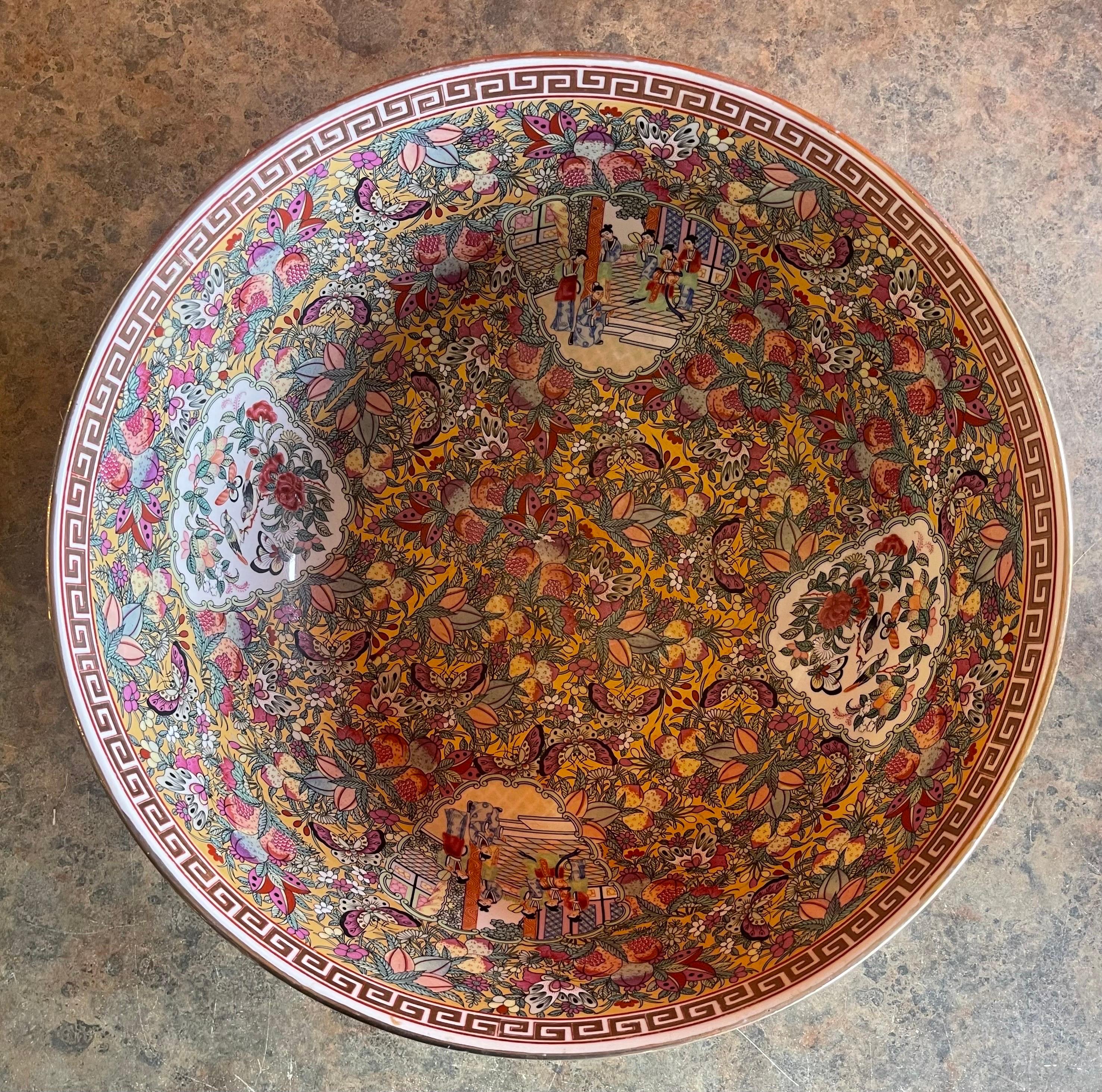 Grand bol en porcelaine d'exportation chinoise peint à la main avec médaillon de rose en vente 4