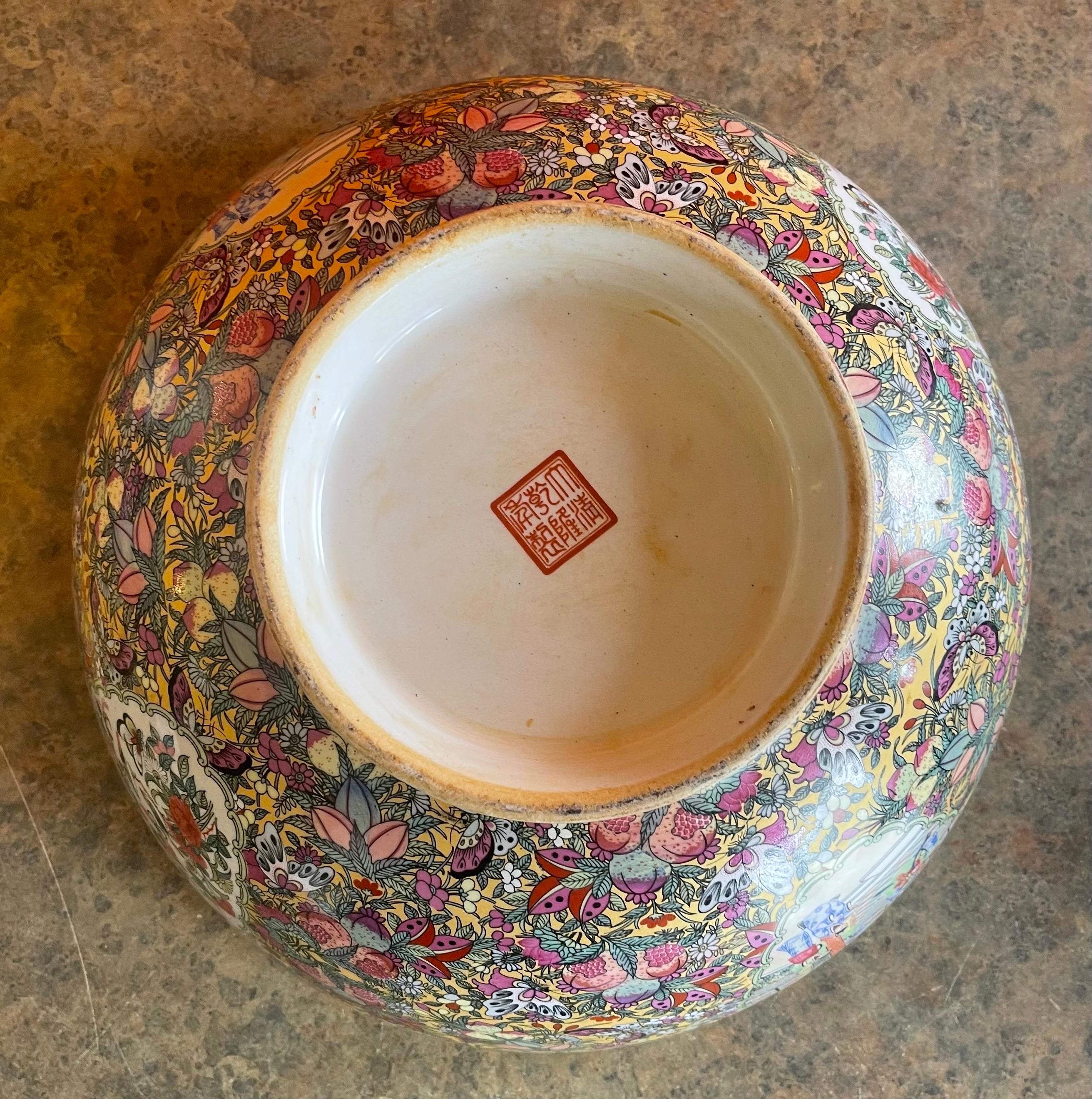 Grand bol en porcelaine d'exportation chinoise peint à la main avec médaillon de rose en vente 5