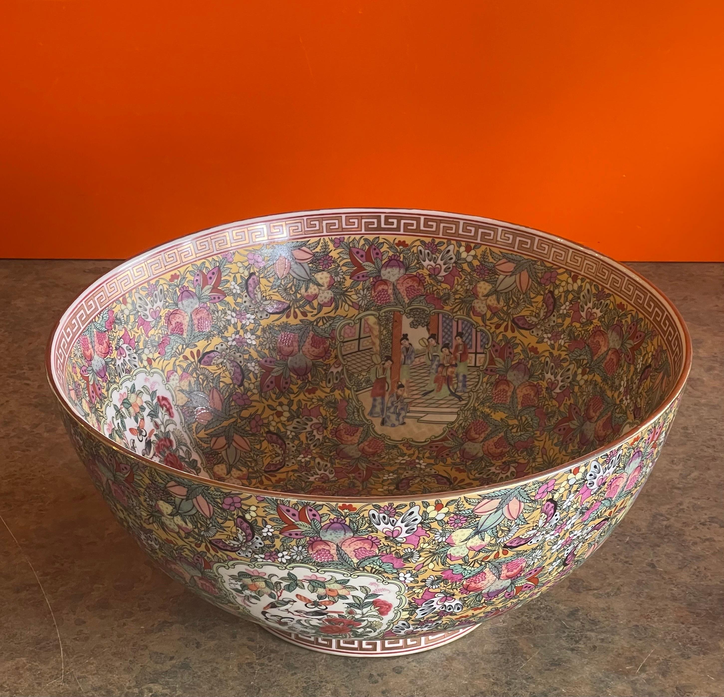 Grand bol en porcelaine d'exportation chinoise, peint à la main et orné d'un médaillon en forme de rose, vers le début des années 1950. Ce magnifique bol présente un merveilleux design traditionnel et est en très bon état, sans éclats ni fissures.