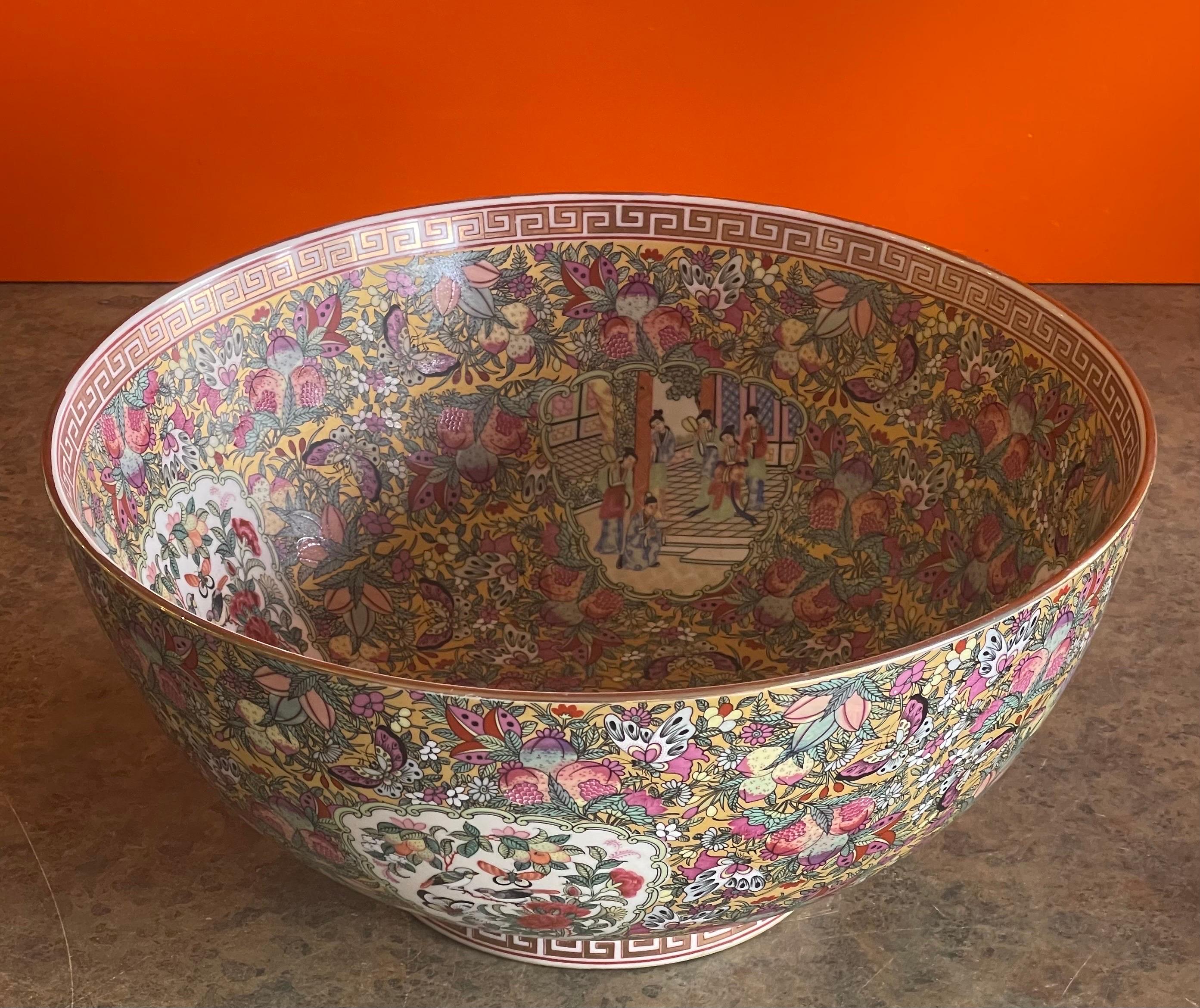 Exportation chinoise Grand bol en porcelaine d'exportation chinoise peint à la main avec médaillon de rose en vente