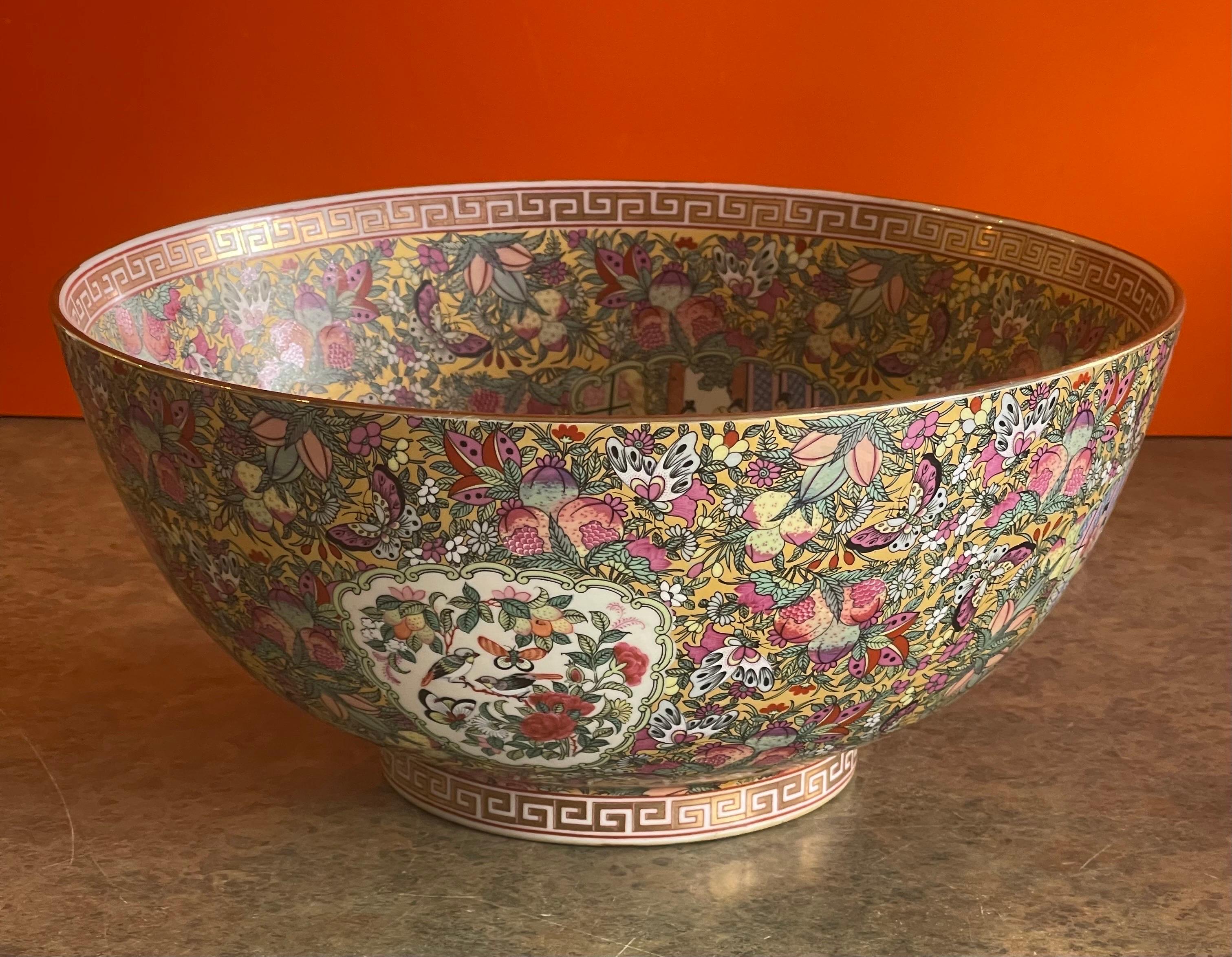 Chinois Grand bol en porcelaine d'exportation chinoise peint à la main avec médaillon de rose en vente