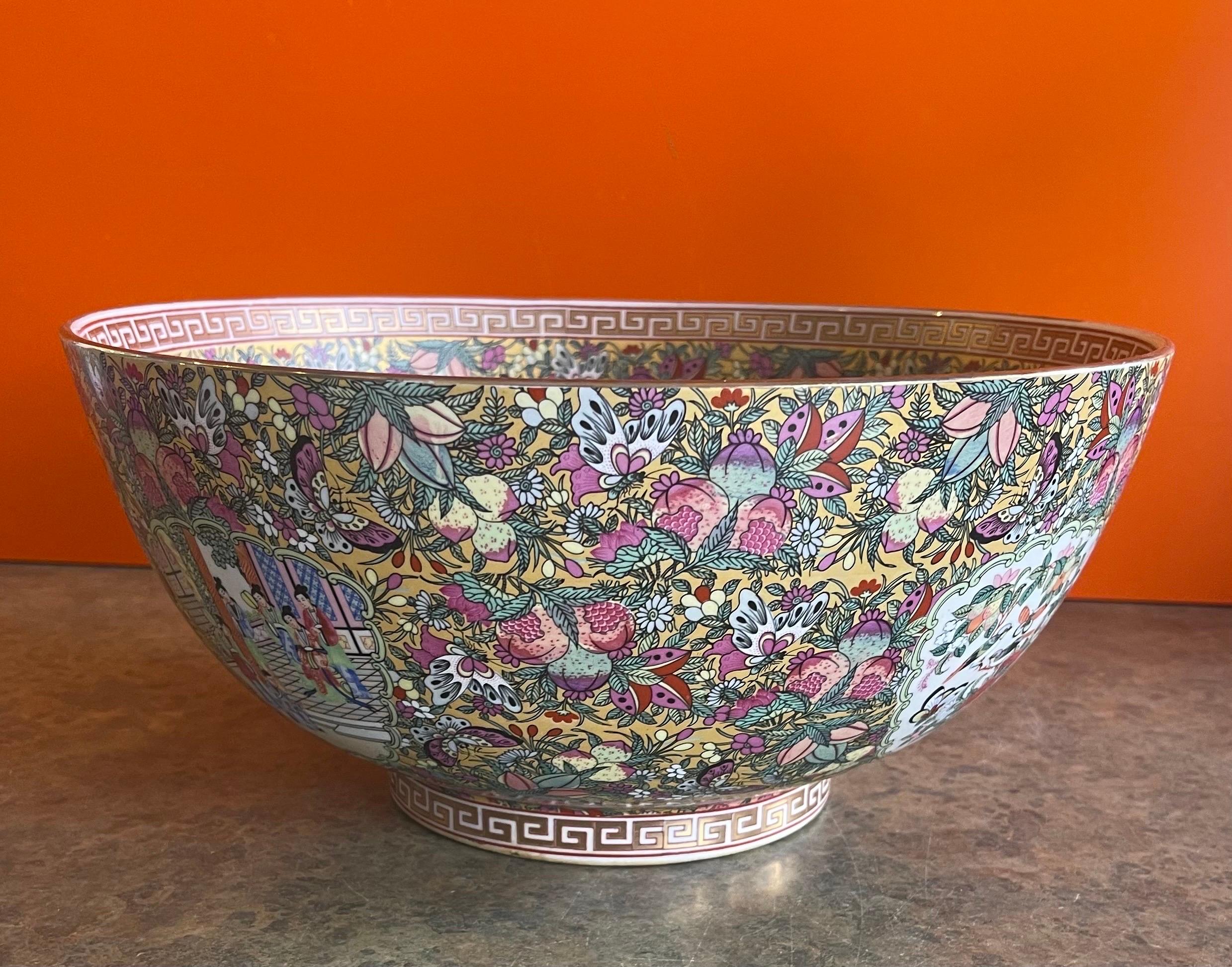 Large Chinese Export Hand Painted Rose Medallion Porcelain Bowl In Good Condition For Sale In San Diego, CA