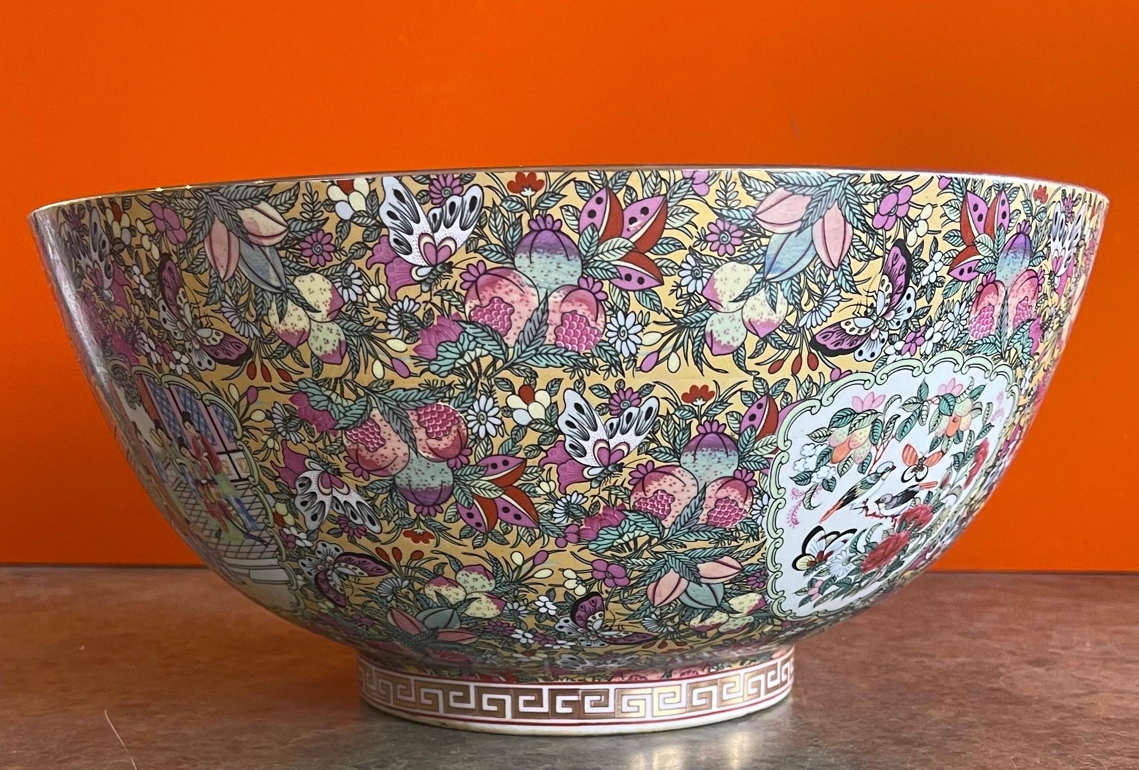 Large Chinese Export Hand Painted Rose Medallion Porcelain Bowl For Sale 1