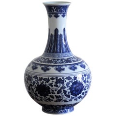 Grand vase bouteille d'exportation chinoise bleu et blanc peint à la main