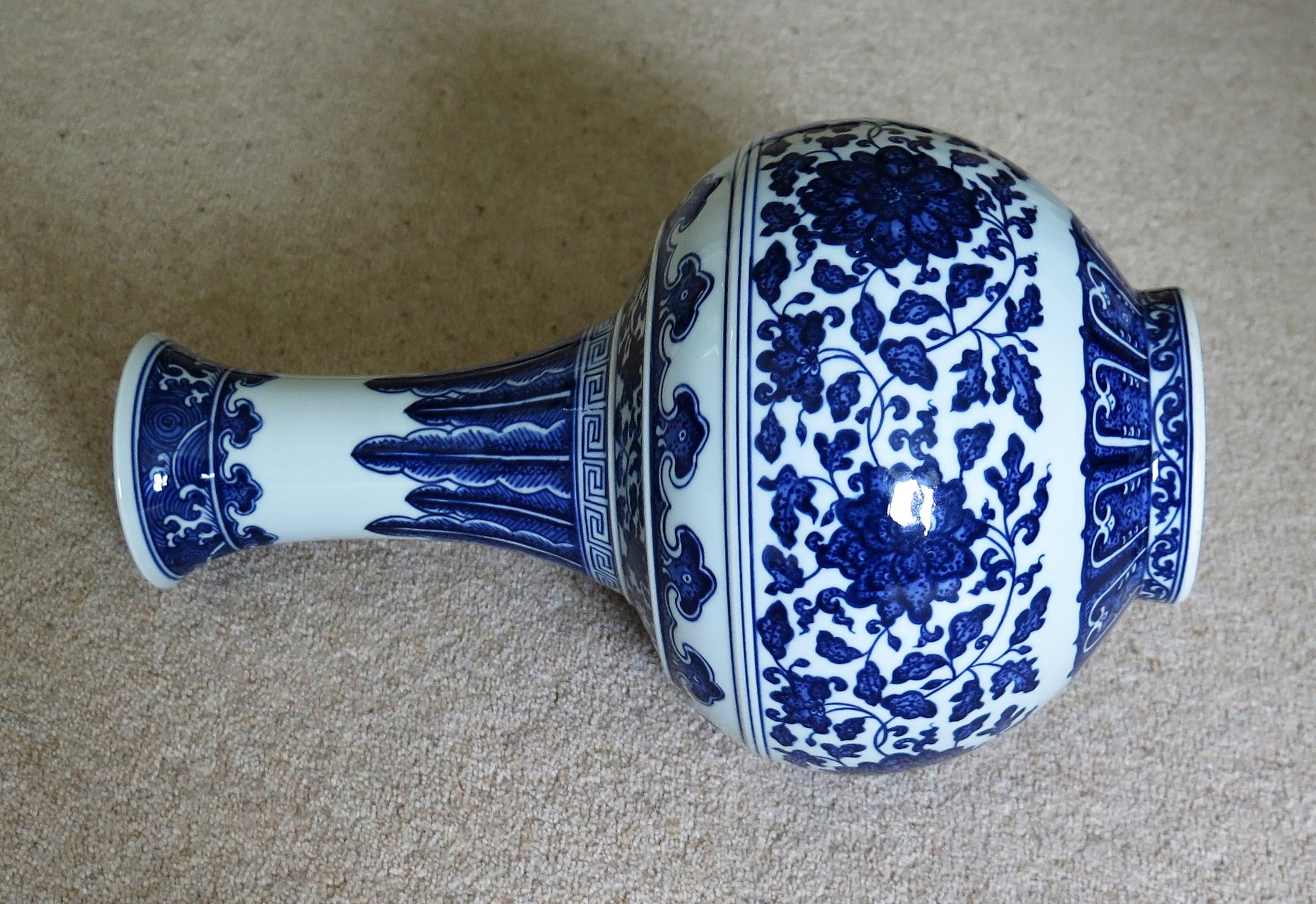 Large Chinese Export Porcelain Bottle Vase Blue and White Hand Painted 8