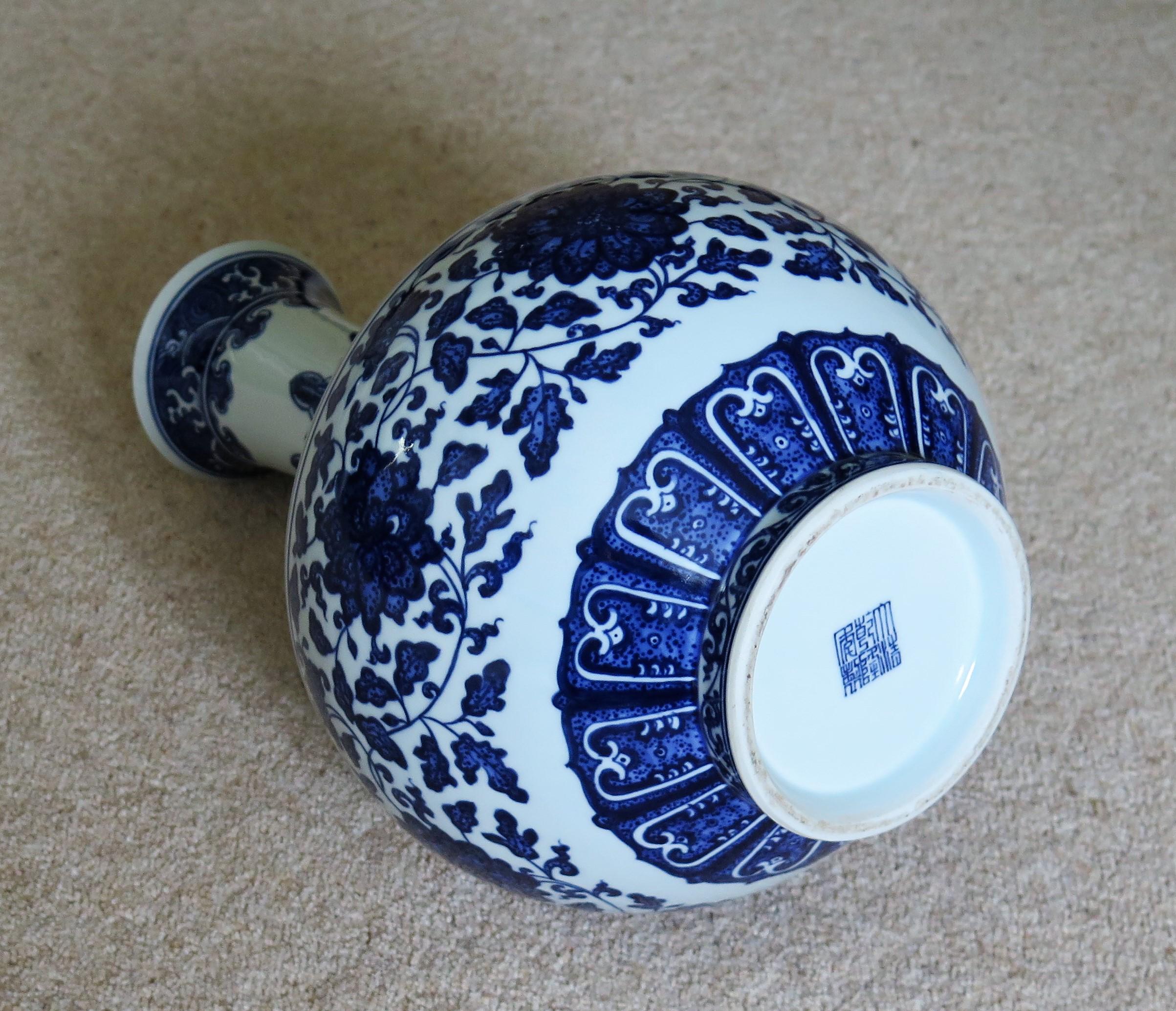 Large Chinese Export Porcelain Bottle Vase Blue and White Hand Painted 9
