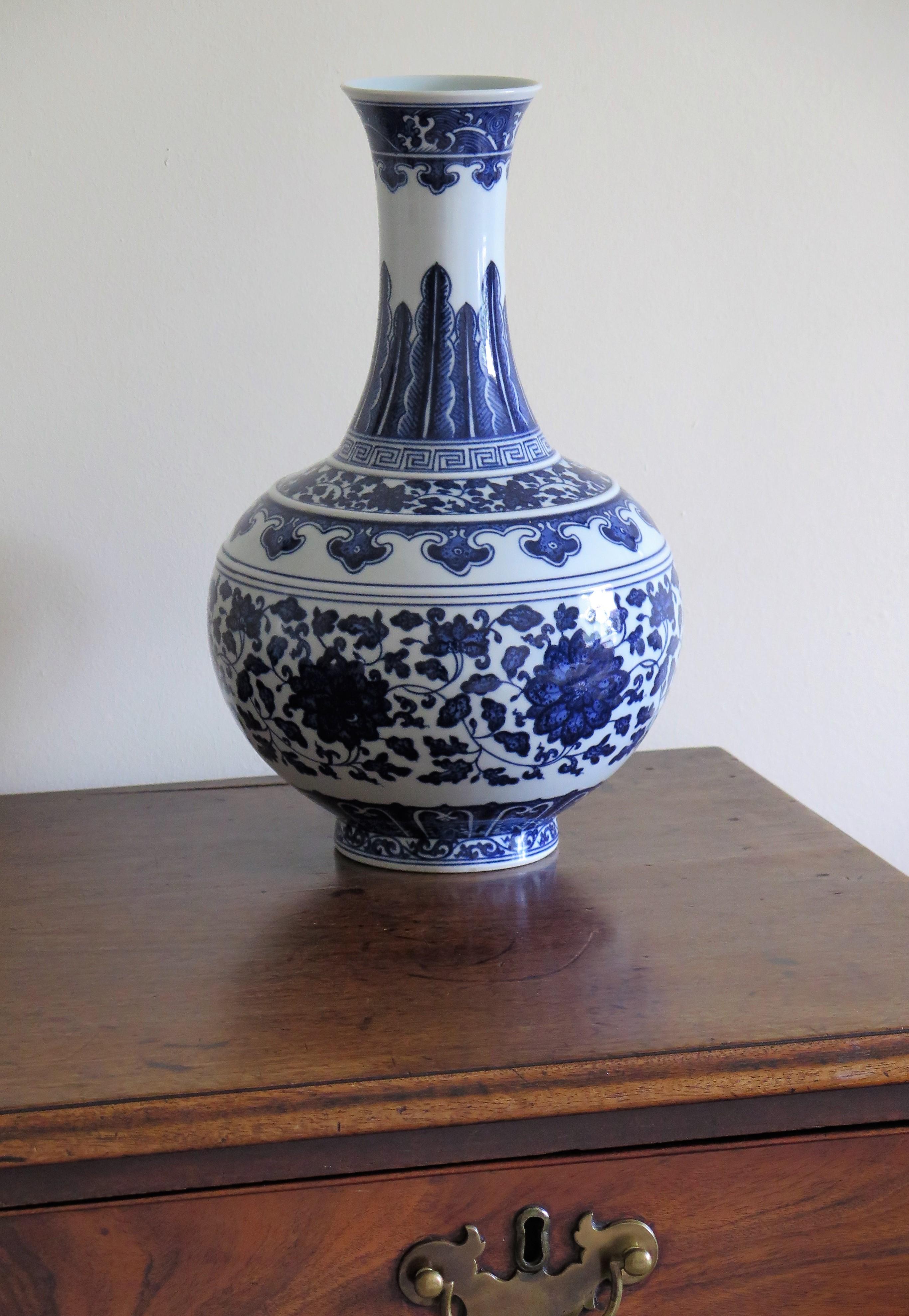 Large Chinese Export Porcelain Bottle Vase Blue and White Hand Painted 13