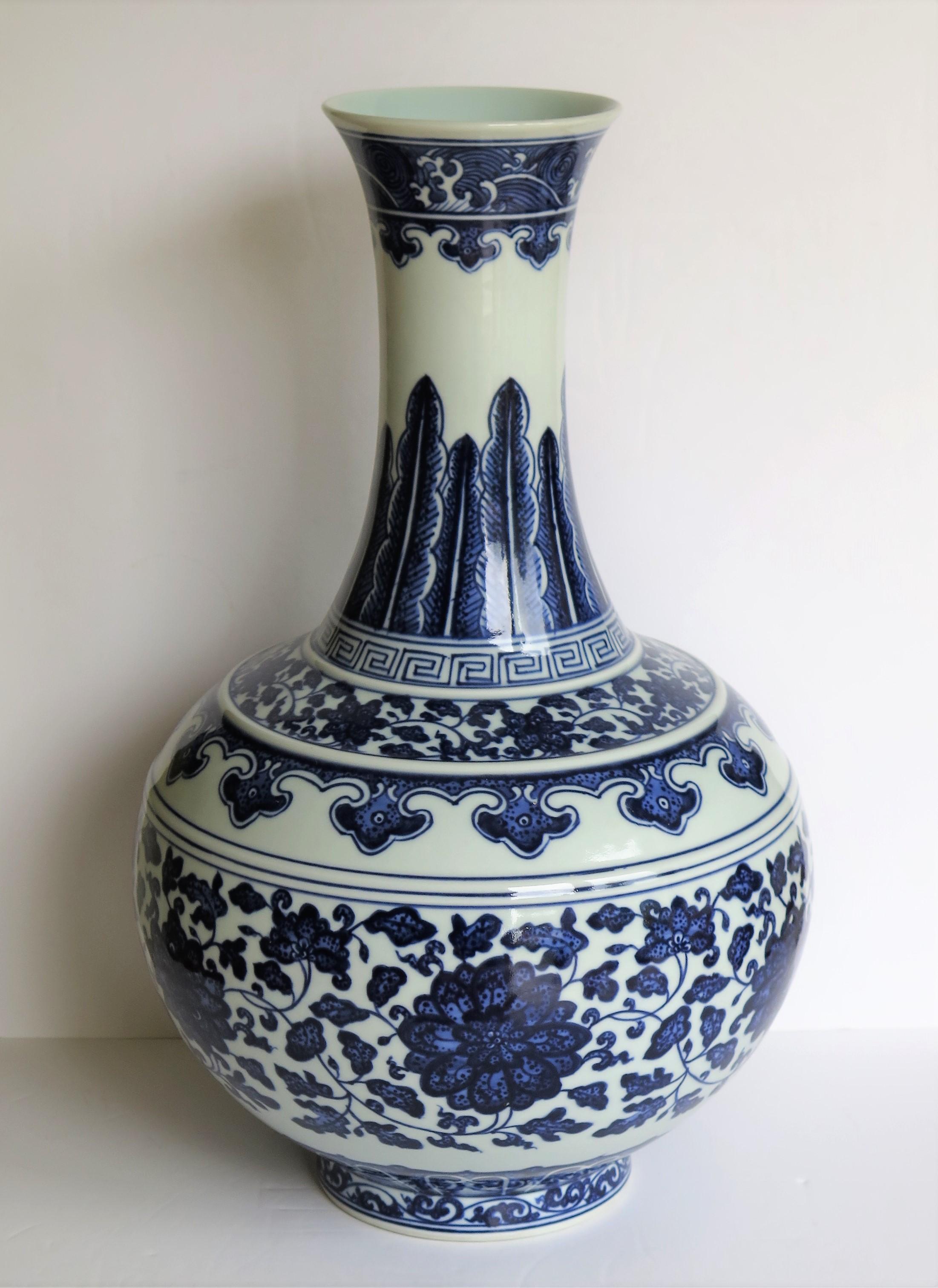 Large Chinese Export Porcelain Bottle Vase Blue and White Hand Painted In Good Condition In Lincoln, Lincolnshire