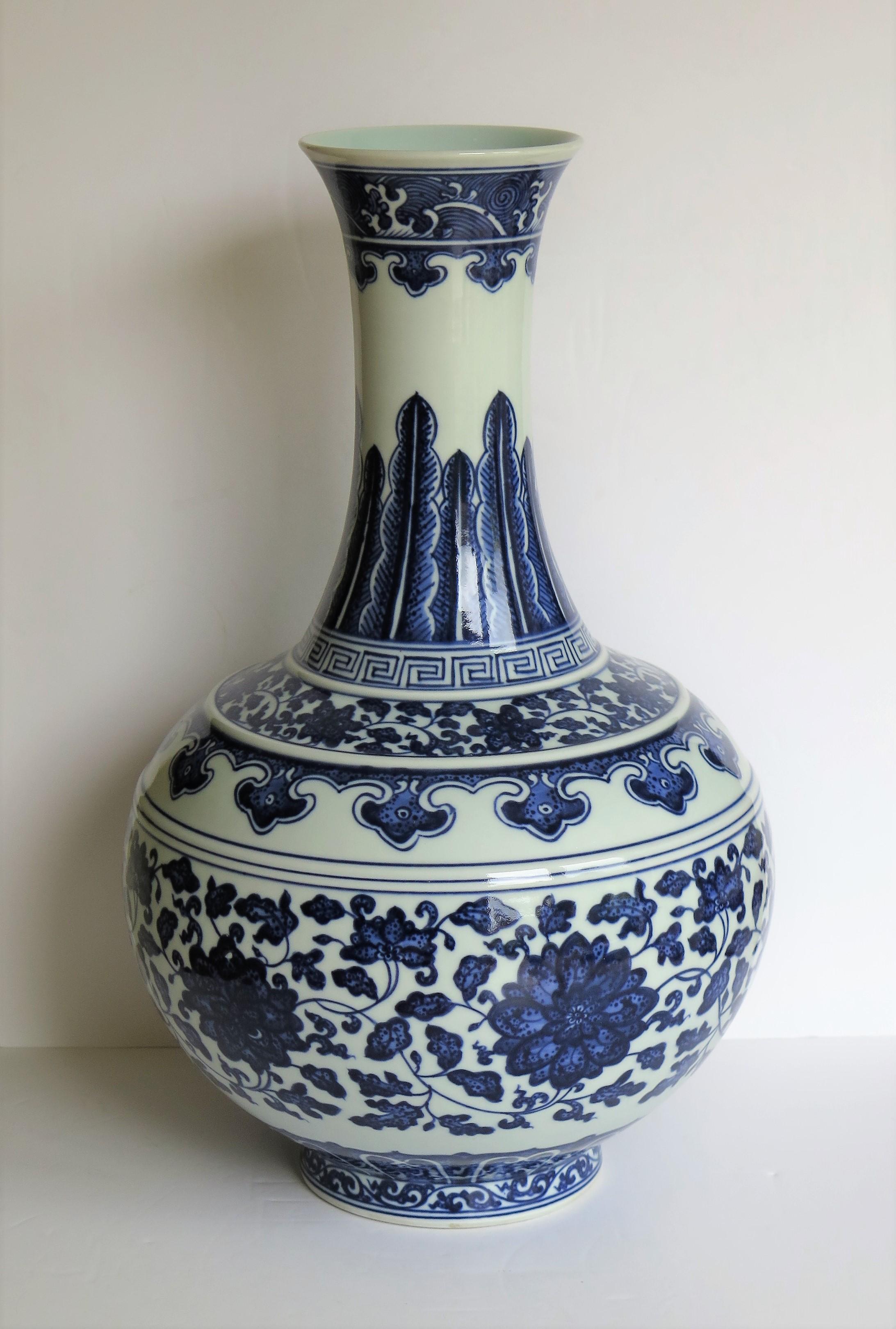 Large Chinese Export Porcelain Bottle Vase Blue and White Hand Painted 1