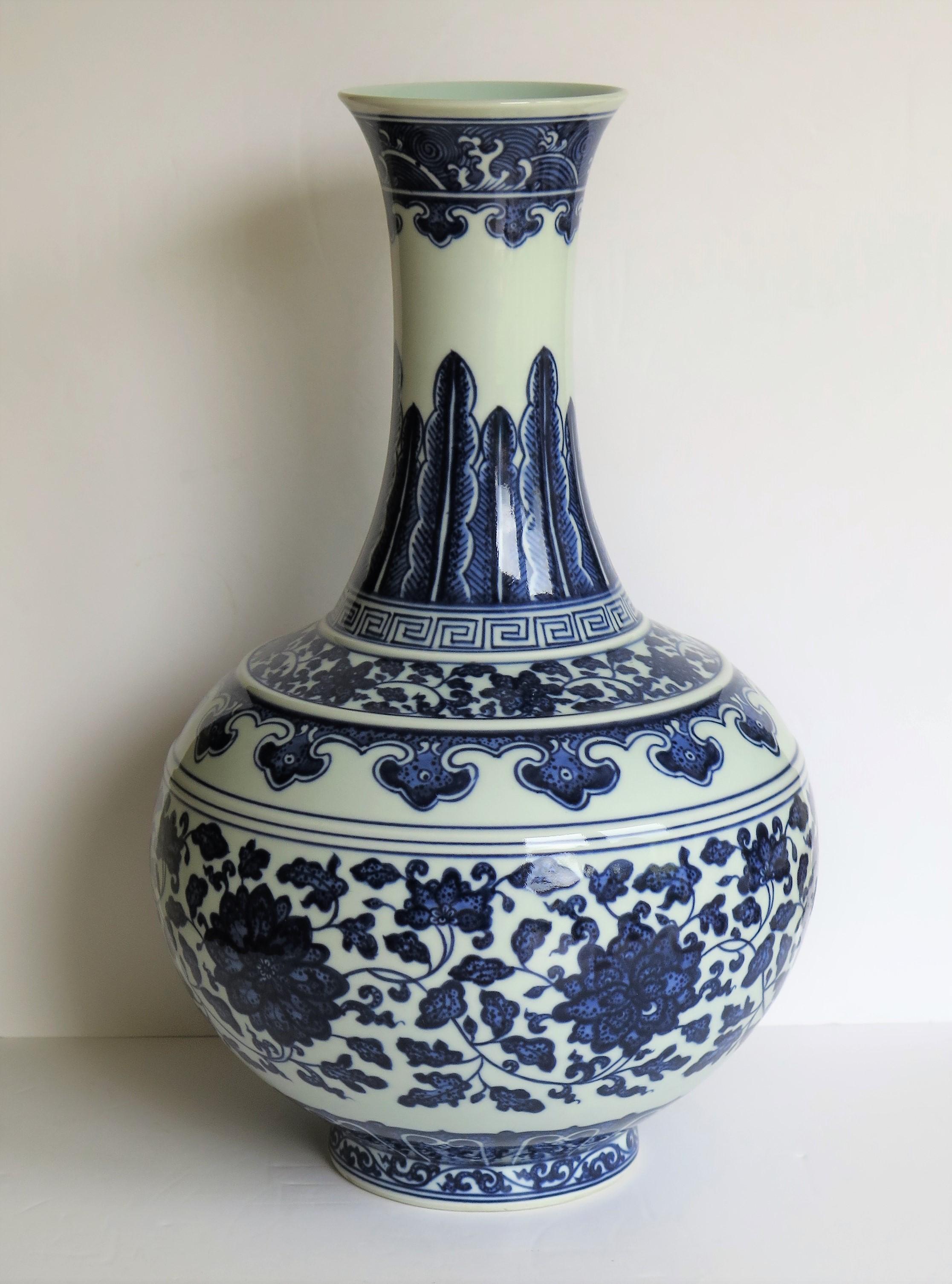 Large Chinese Export Porcelain Bottle Vase Blue and White Hand Painted 2