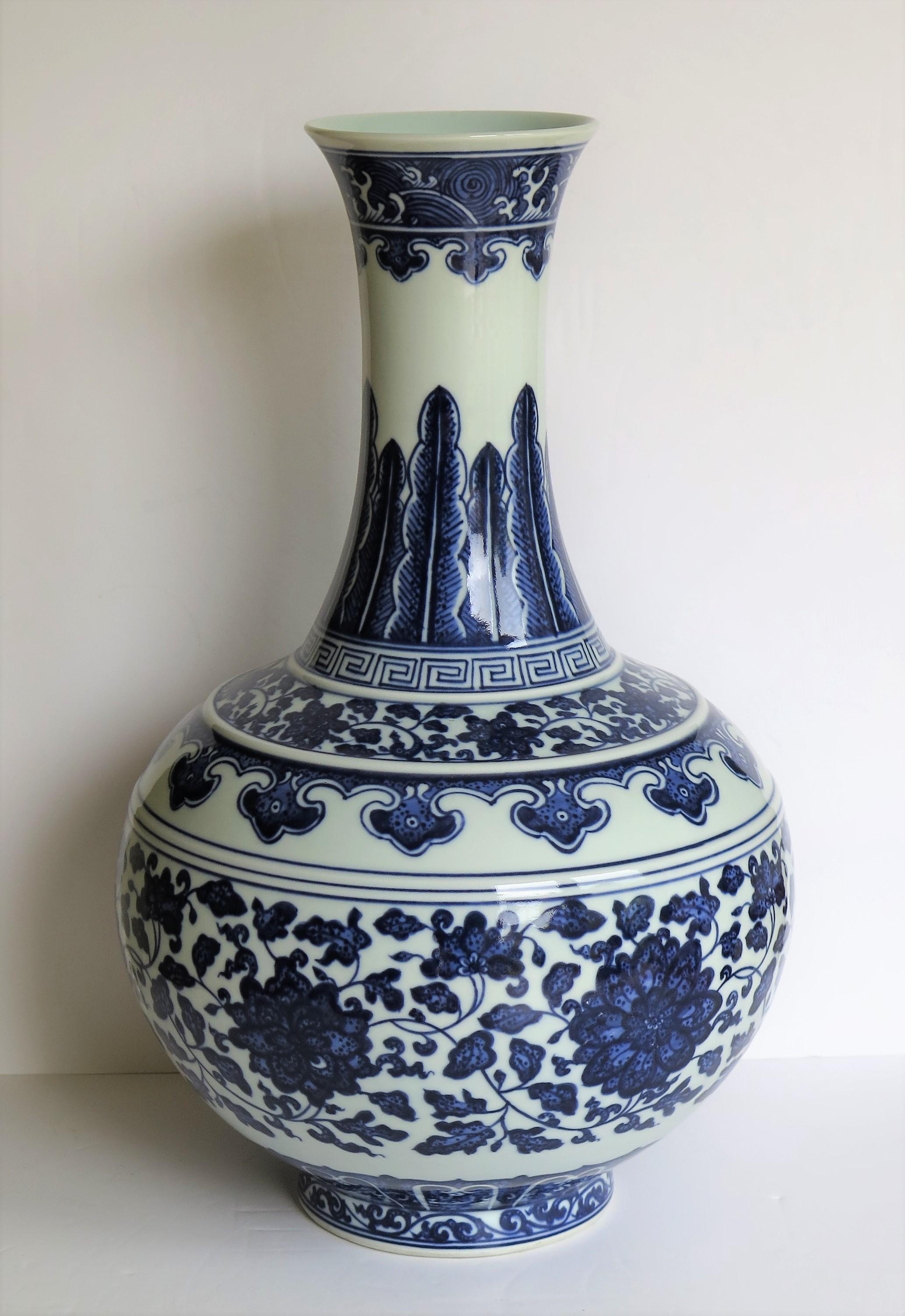 Large Chinese Export Porcelain Bottle Vase Blue and White Hand Painted 3