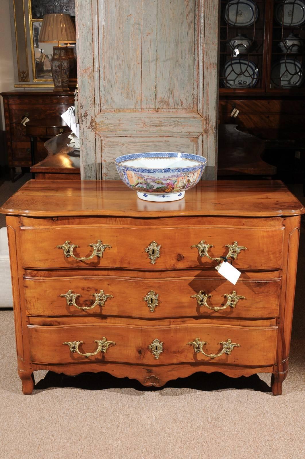 Large Chinese Export Punch Bowl in Mandarin Palette & Gilt Accents, ca. 1780 In Good Condition For Sale In Atlanta, GA
