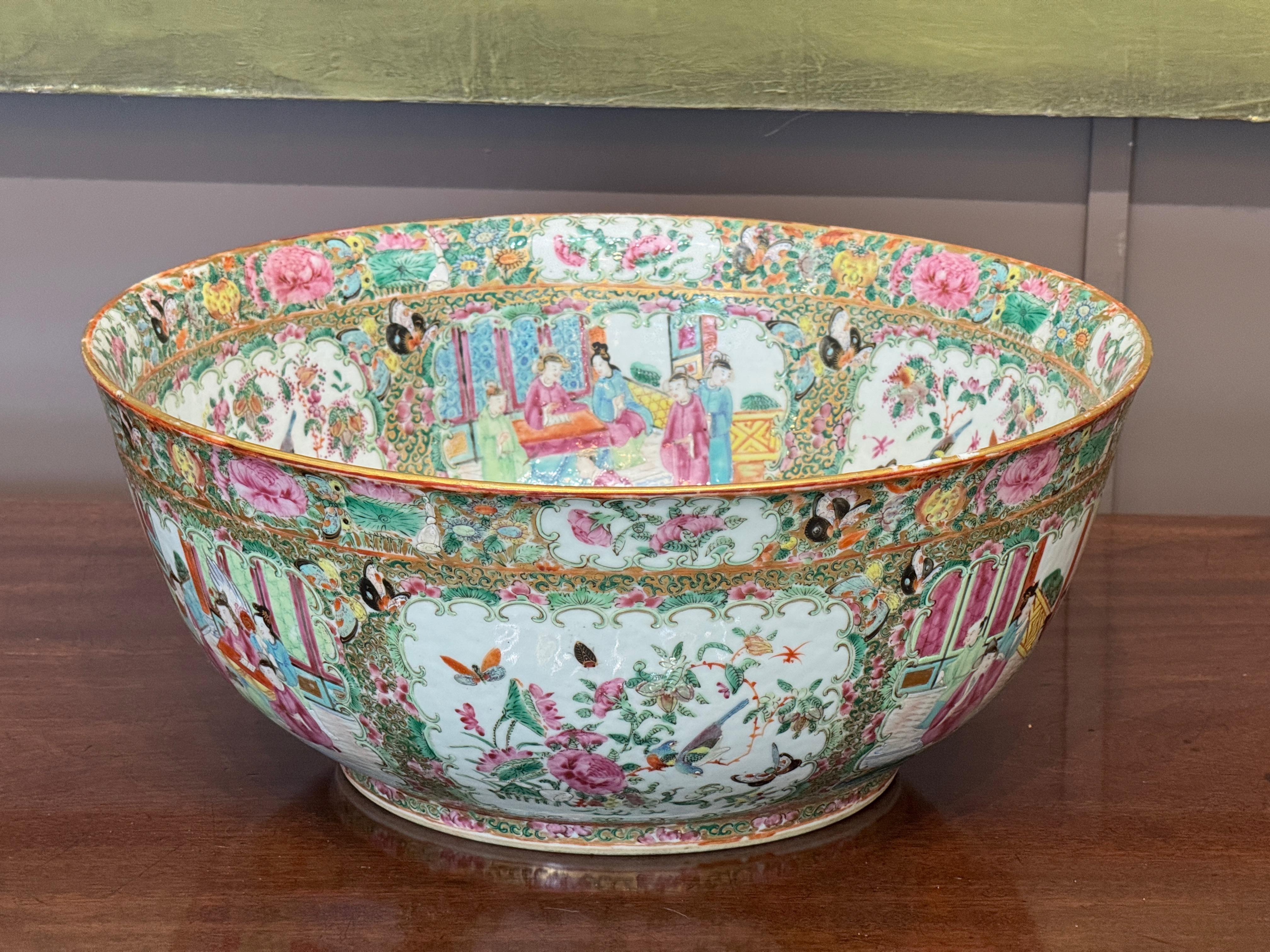 Exceptionnel bol à punch en porcelaine d'exportation chinoise du début du 19e siècle, au motif classique du médaillon de roses. Ce grand bol présente des panneaux méticuleusement peints à la main représentant des scènes de cour et des vignettes