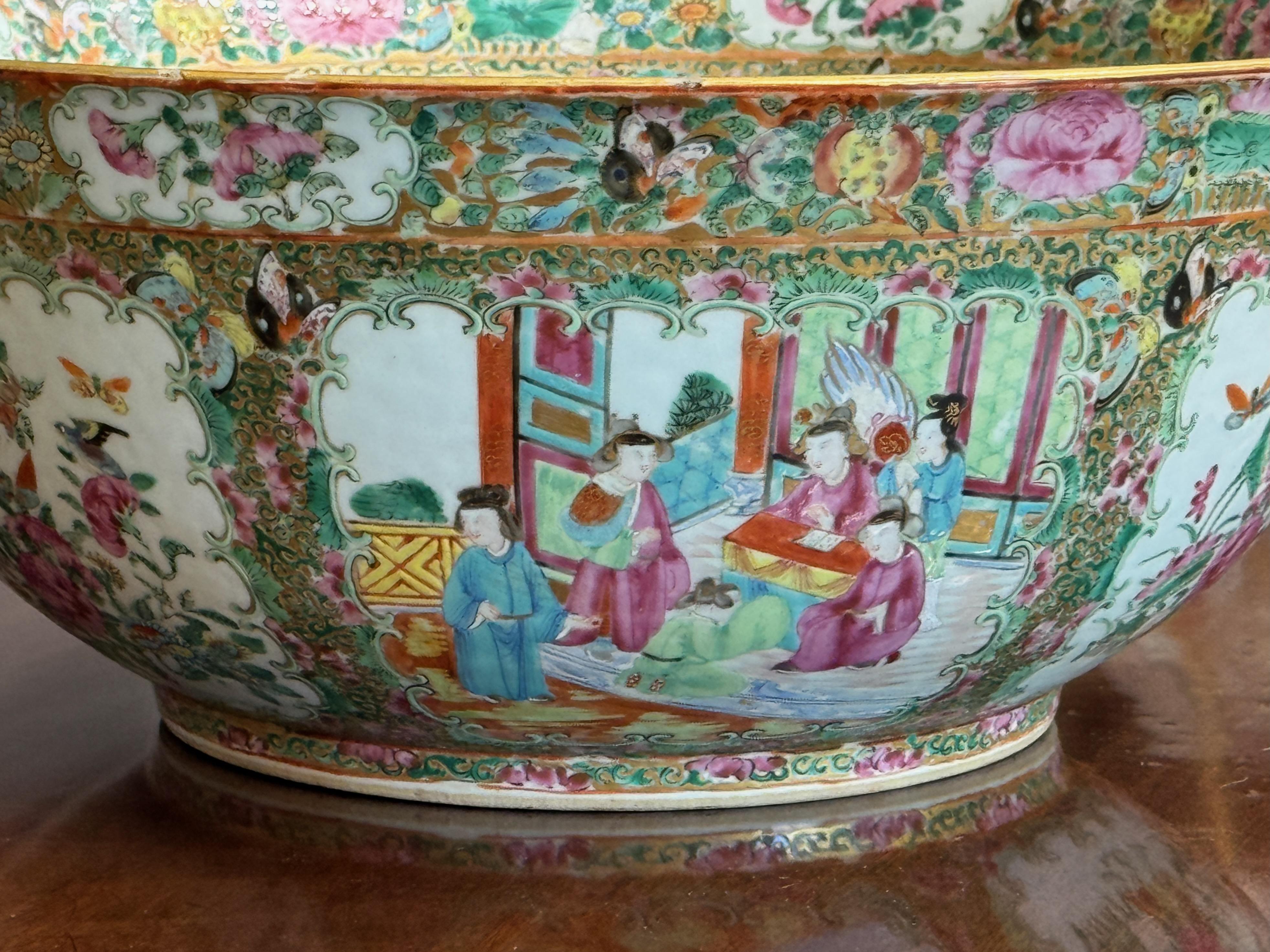 Chinois Grand bol à punch en forme de médaillon rose d'exportation chinoise en vente