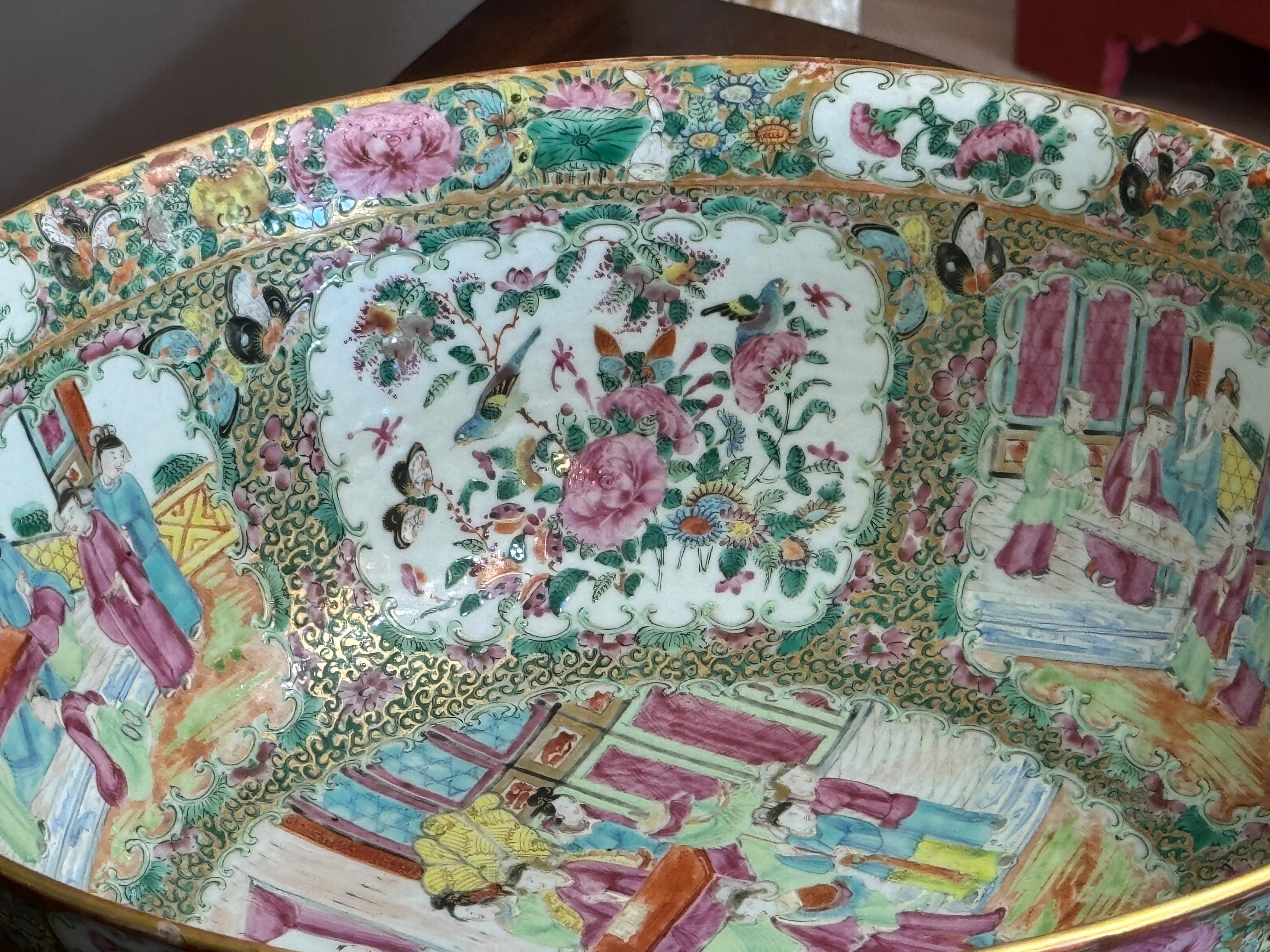 Grand bol à punch en forme de médaillon rose d'exportation chinoise Bon état - En vente à Charlottesville, VA