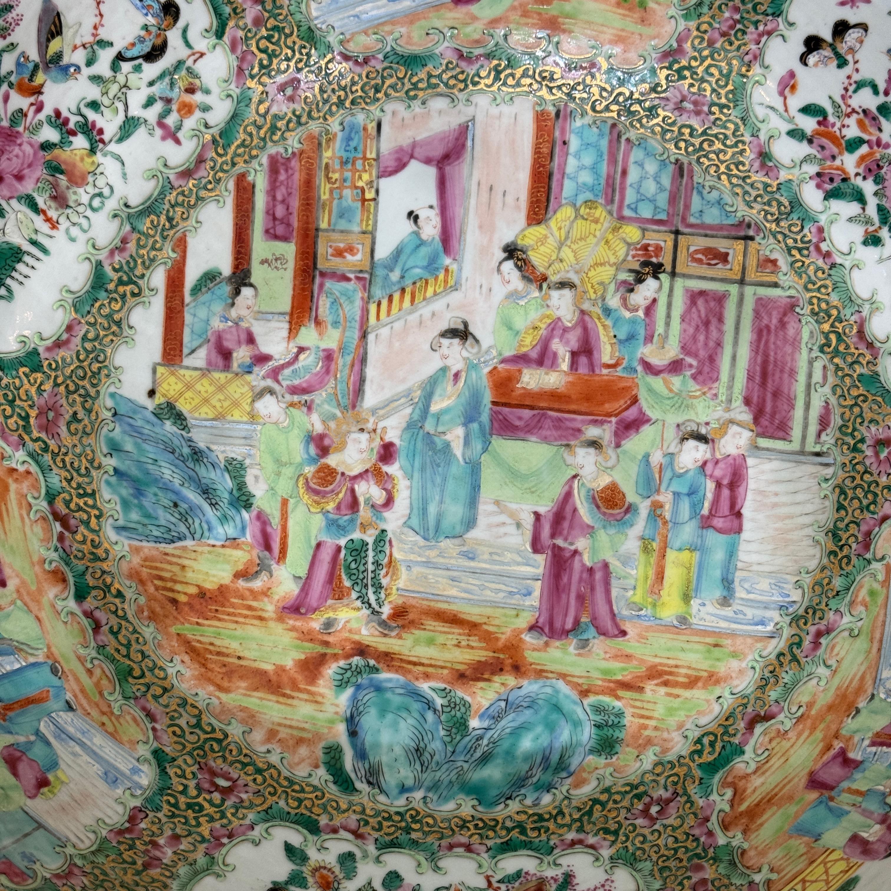 Porcelaine Grand bol à punch en forme de médaillon rose d'exportation chinoise en vente
