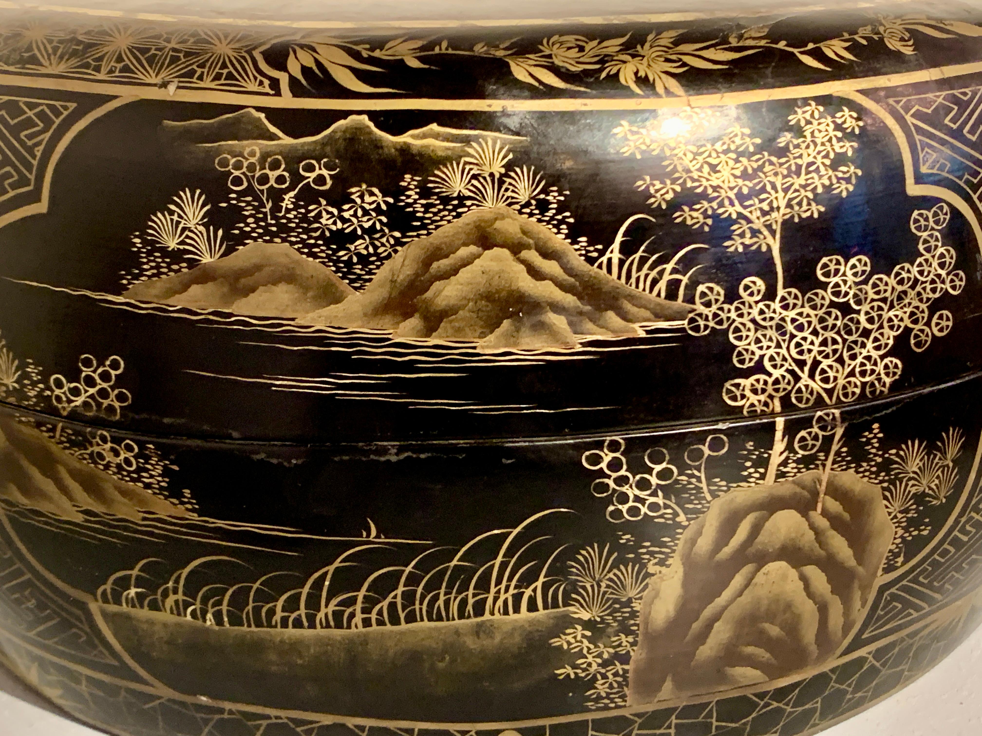 Large Chinese Export Round Black Lacquer Gilt Painted Box, Mid 20th Century For Sale 4