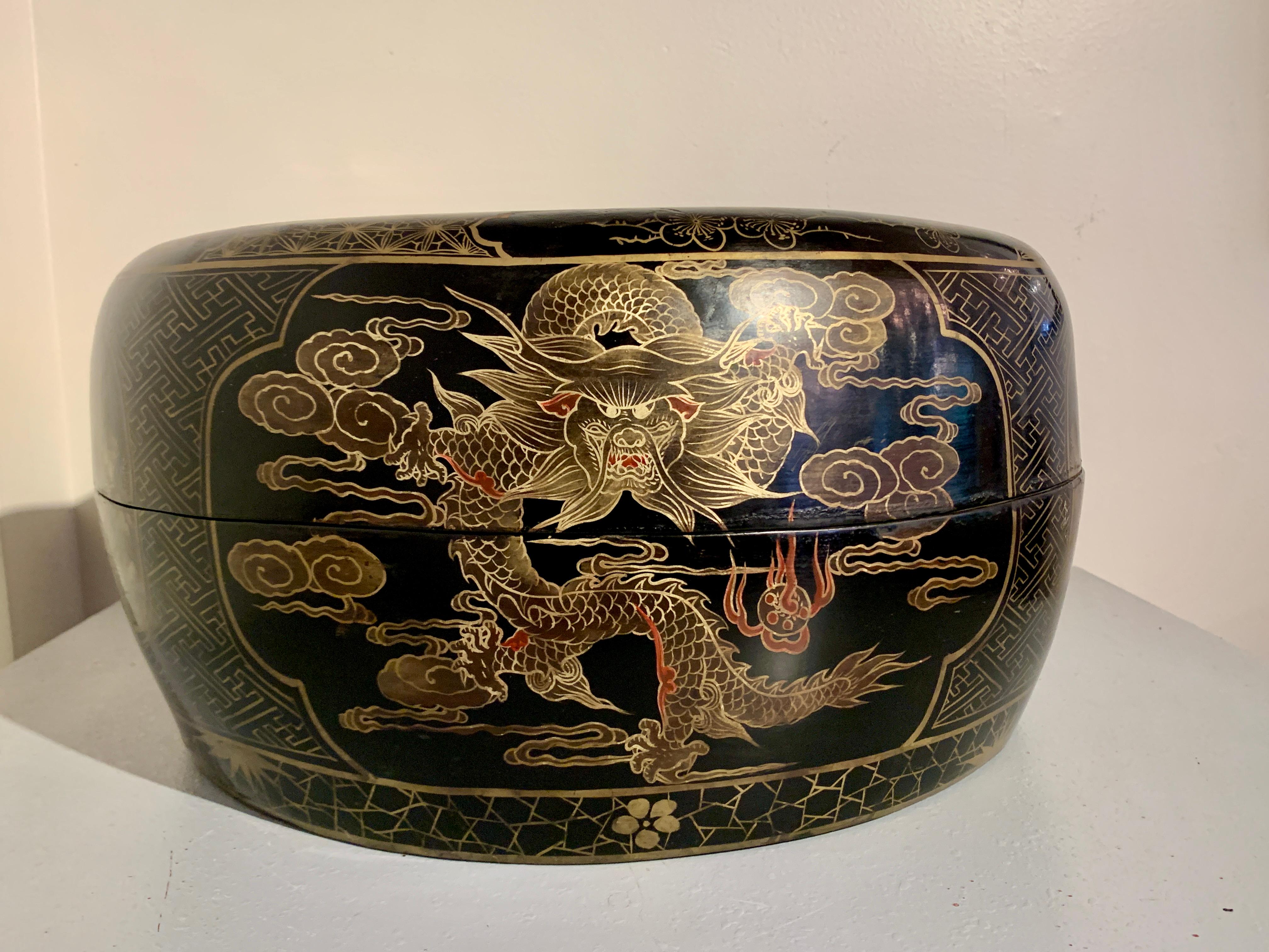Qing Large Chinese Export Round Black Lacquer Gilt Painted Box, Mid 20th Century For Sale