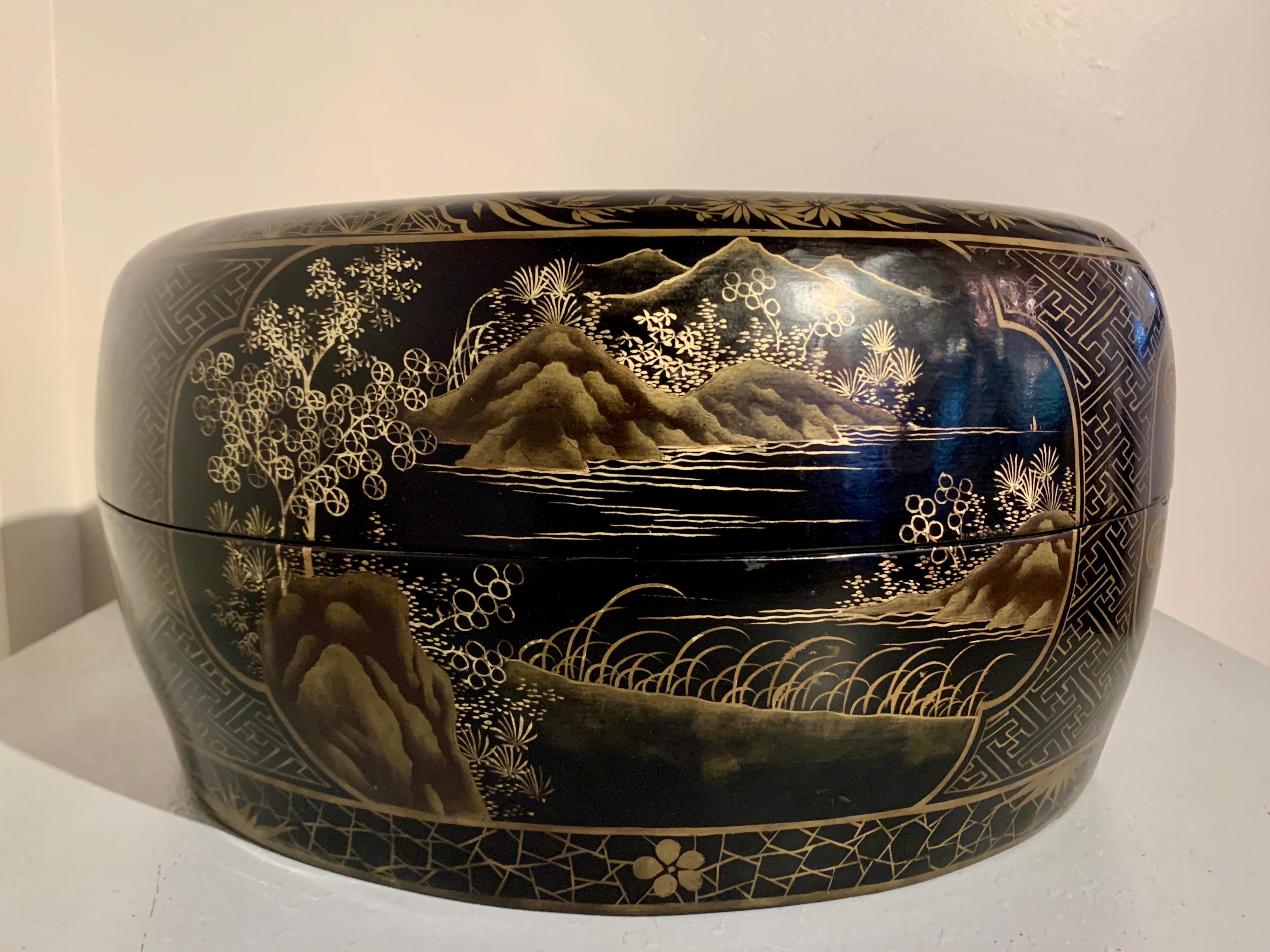 Hand-Painted Large Chinese Export Round Black Lacquer Gilt Painted Box, Mid 20th Century For Sale