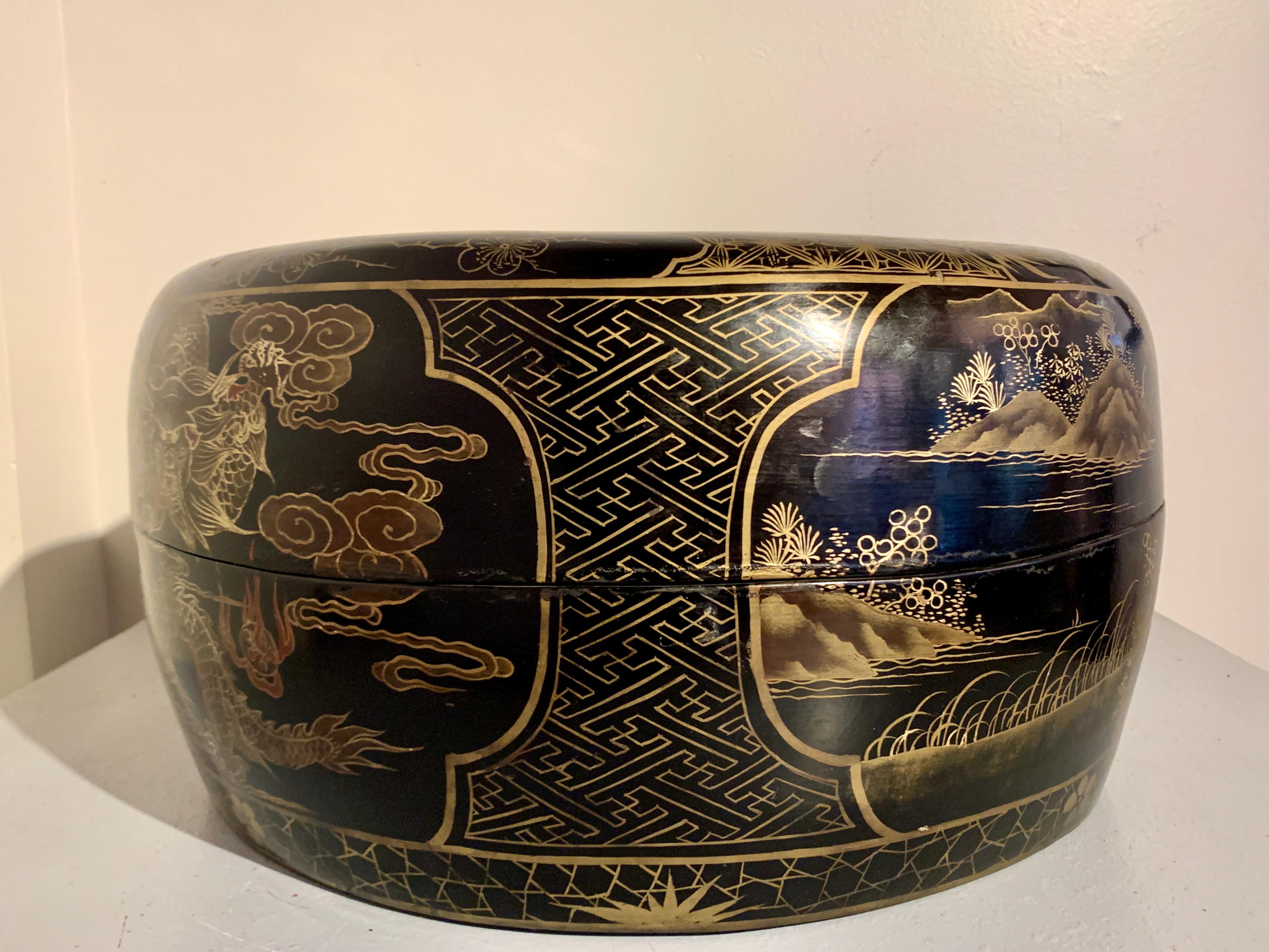 Large Chinese Export Round Black Lacquer Gilt Painted Box, Mid 20th Century In Good Condition For Sale In Austin, TX