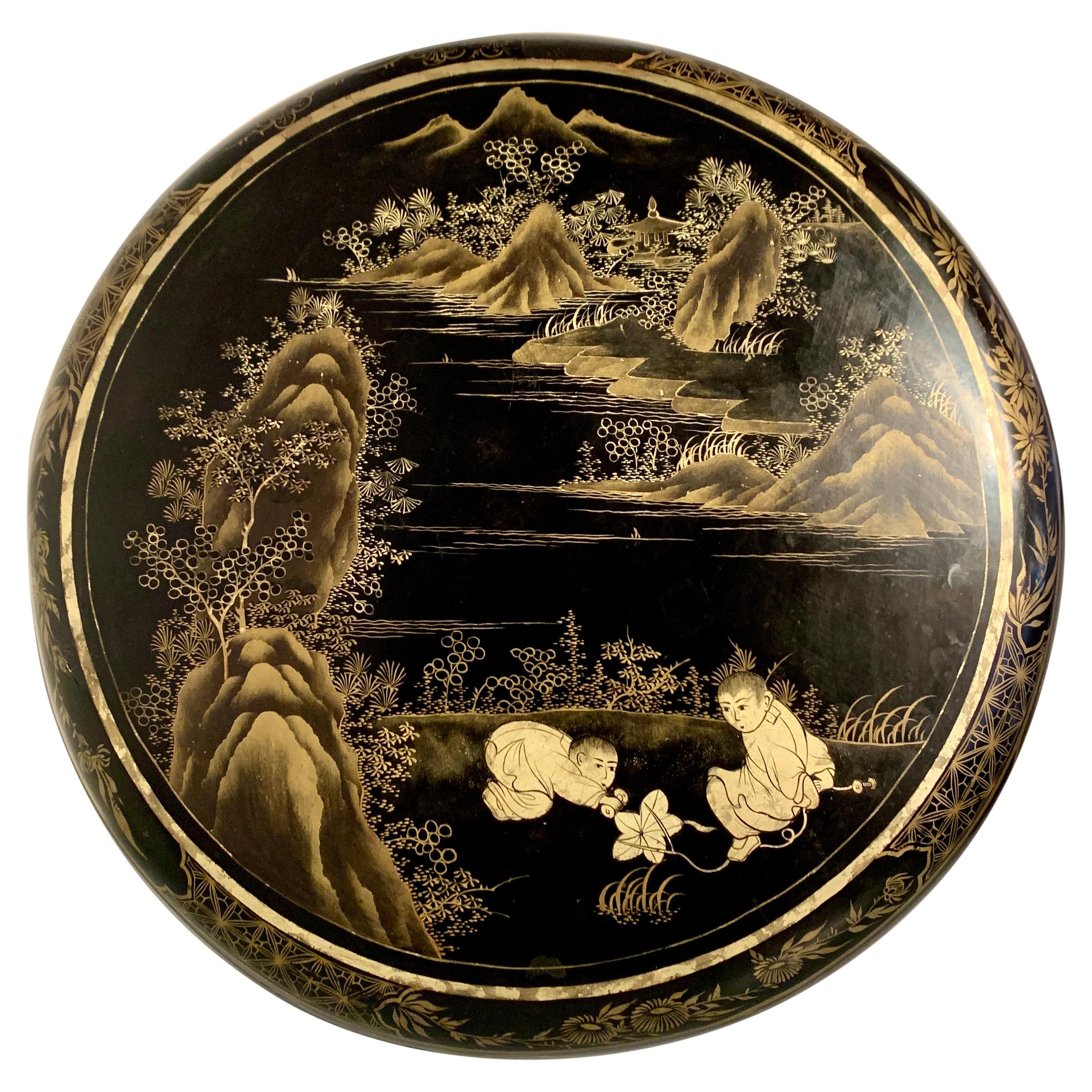 Große runde chinesische Exportschachtel aus schwarzem Lack, vergoldet und lackiert, Mitte des 20. Jahrhunderts im Angebot