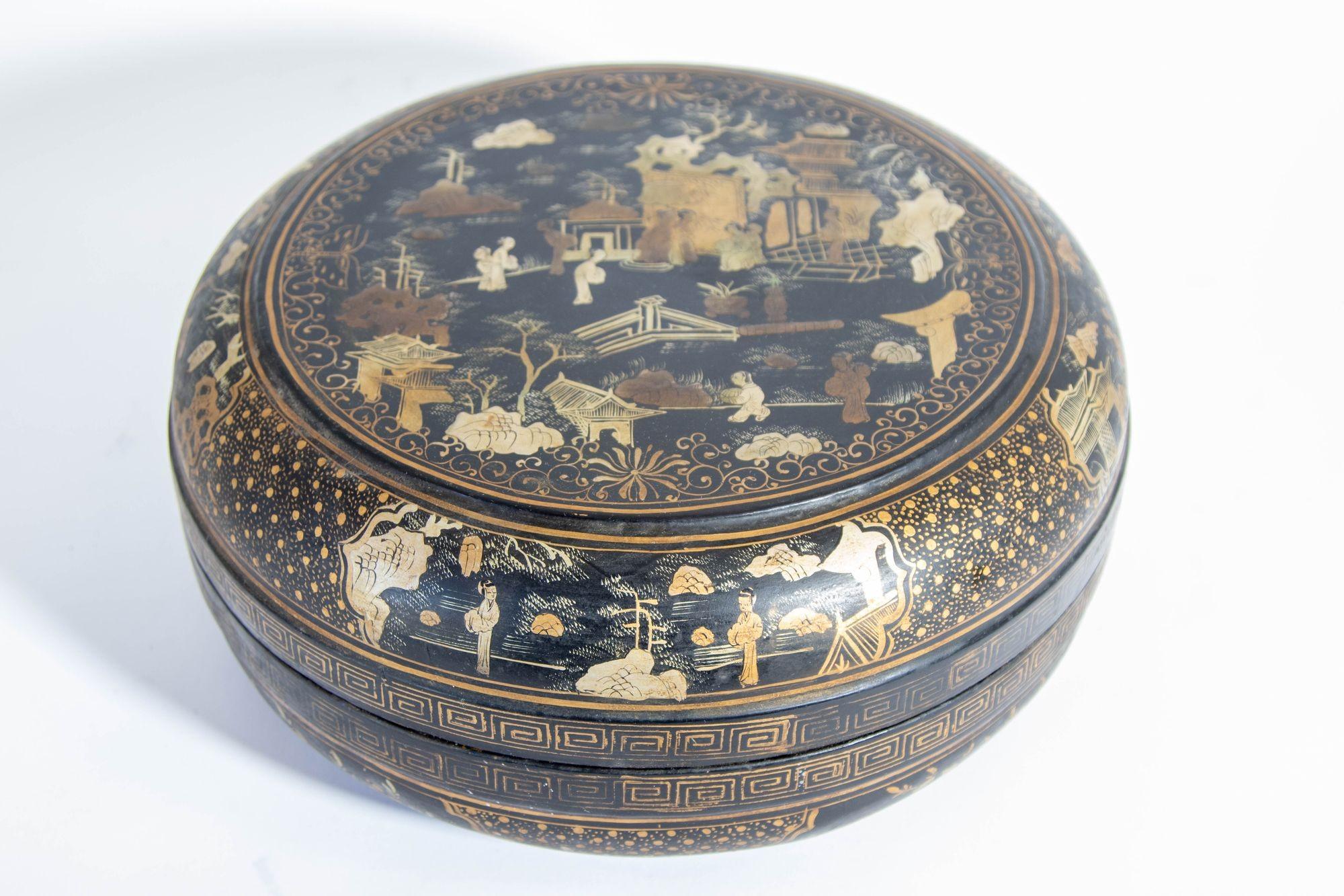 Large Chinese black lacquered box with numerous figures and gilt detail.
Chinese round black lacquer and gilt painted box, made for the export market.
The round black lacquer box is decorated with beautiful gilt painting. The lid of the box painted