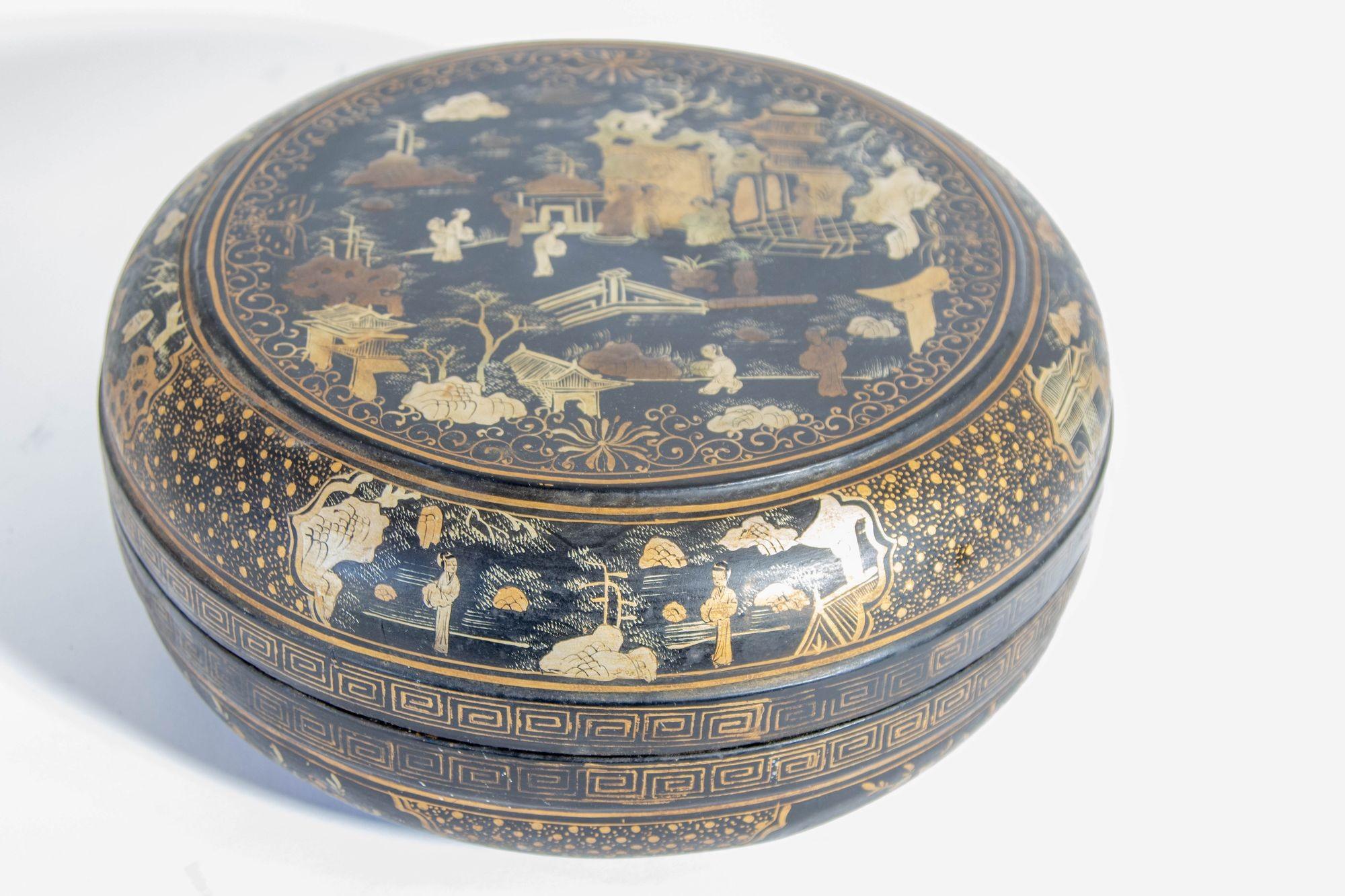 Qing Large Chinese Export Round Black Lacquered Gilt Painted Covered Box 1950s For Sale
