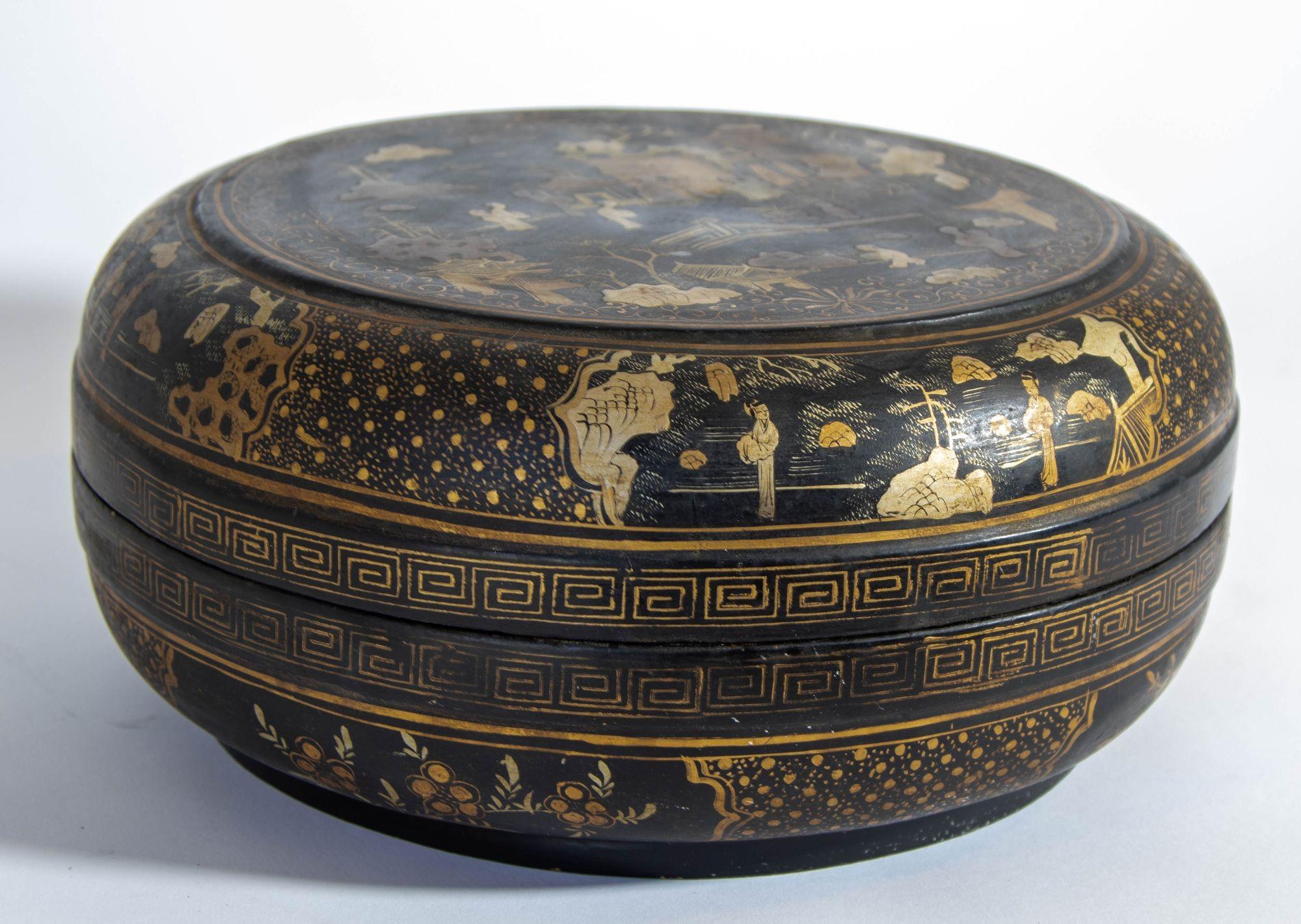 Hand-Crafted Large Chinese Export Round Black Lacquered Gilt Painted Covered Box 1950s For Sale