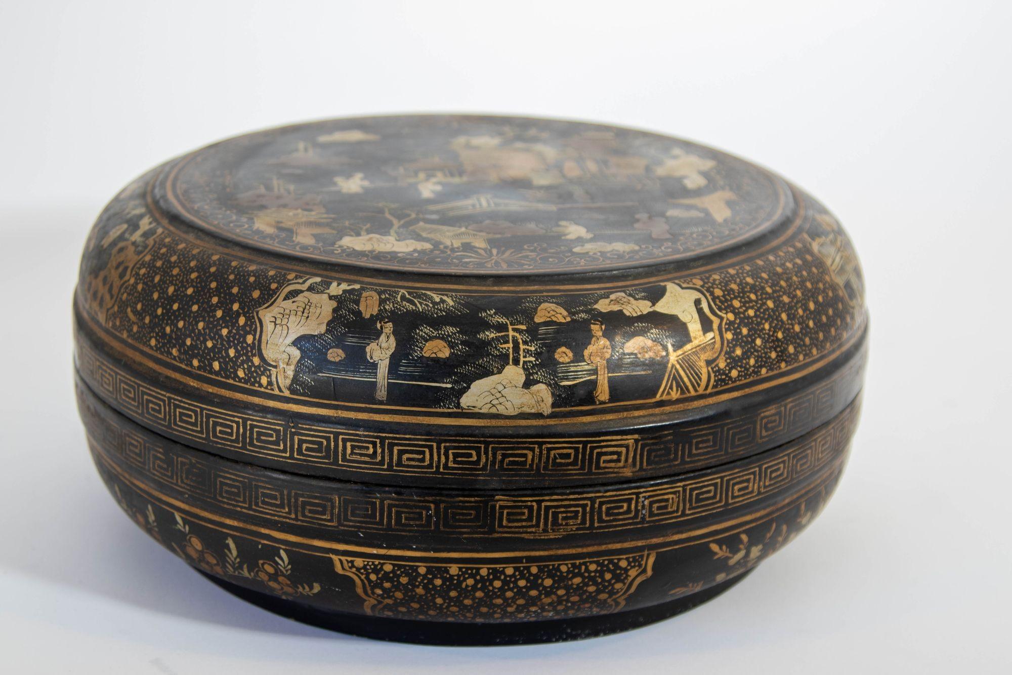 Large Chinese Export Round Black Lacquered Gilt Painted Covered Box 1950s In Good Condition For Sale In North Hollywood, CA