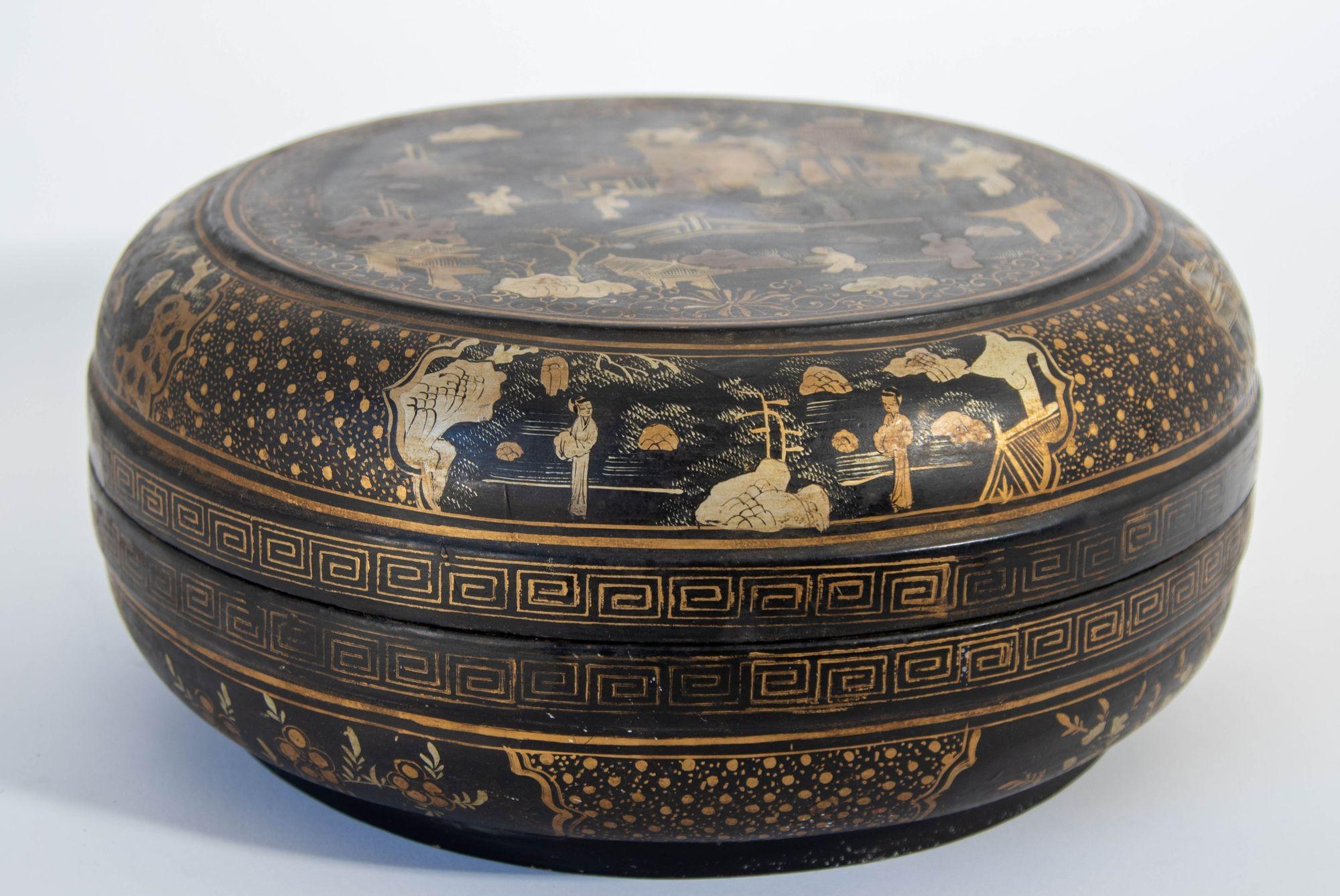 20th Century Large Chinese Export Round Black Lacquered Gilt Painted Covered Box 1950s For Sale
