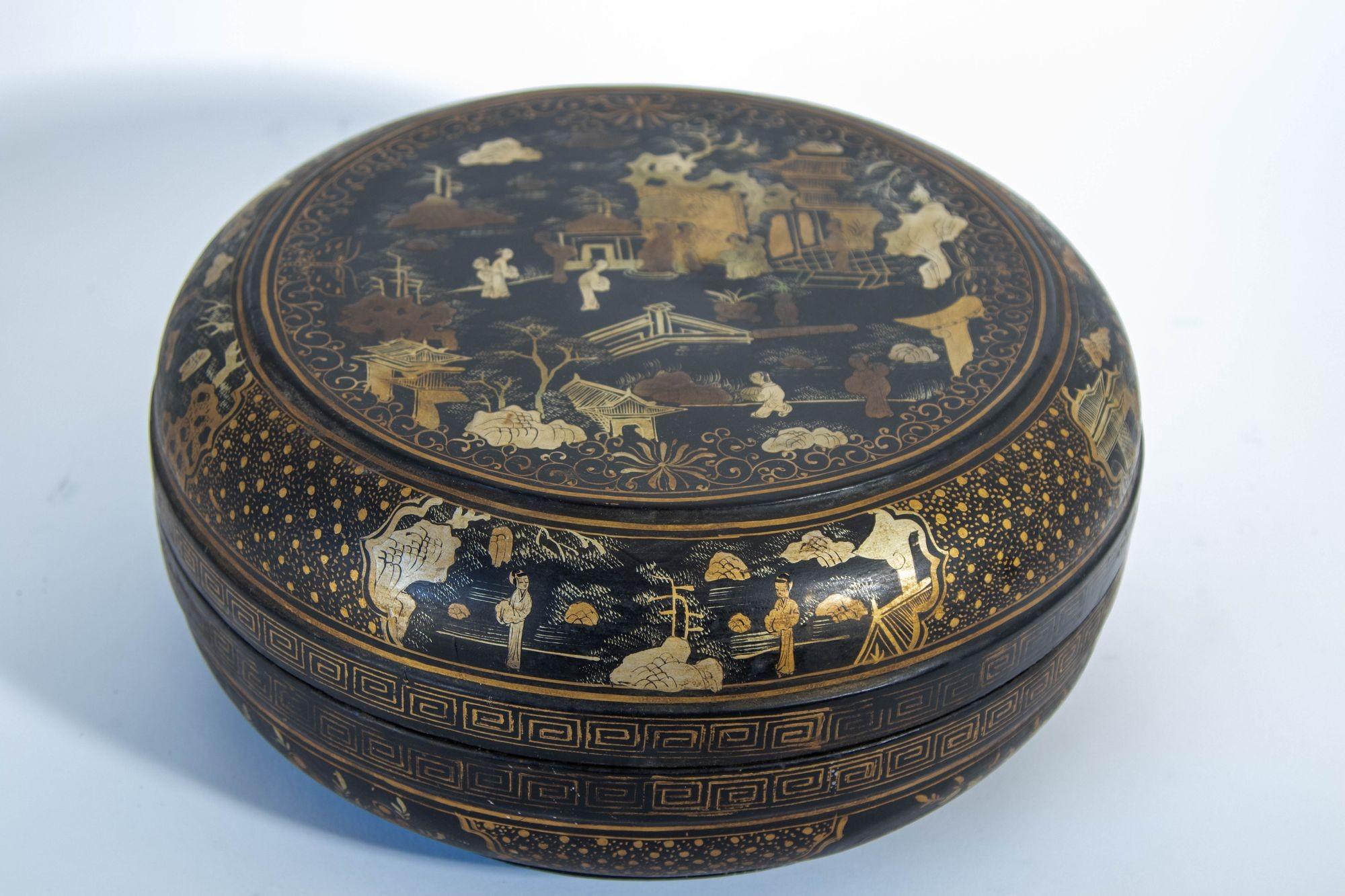 Wood Large Chinese Export Round Black Lacquered Gilt Painted Covered Box 1950s For Sale
