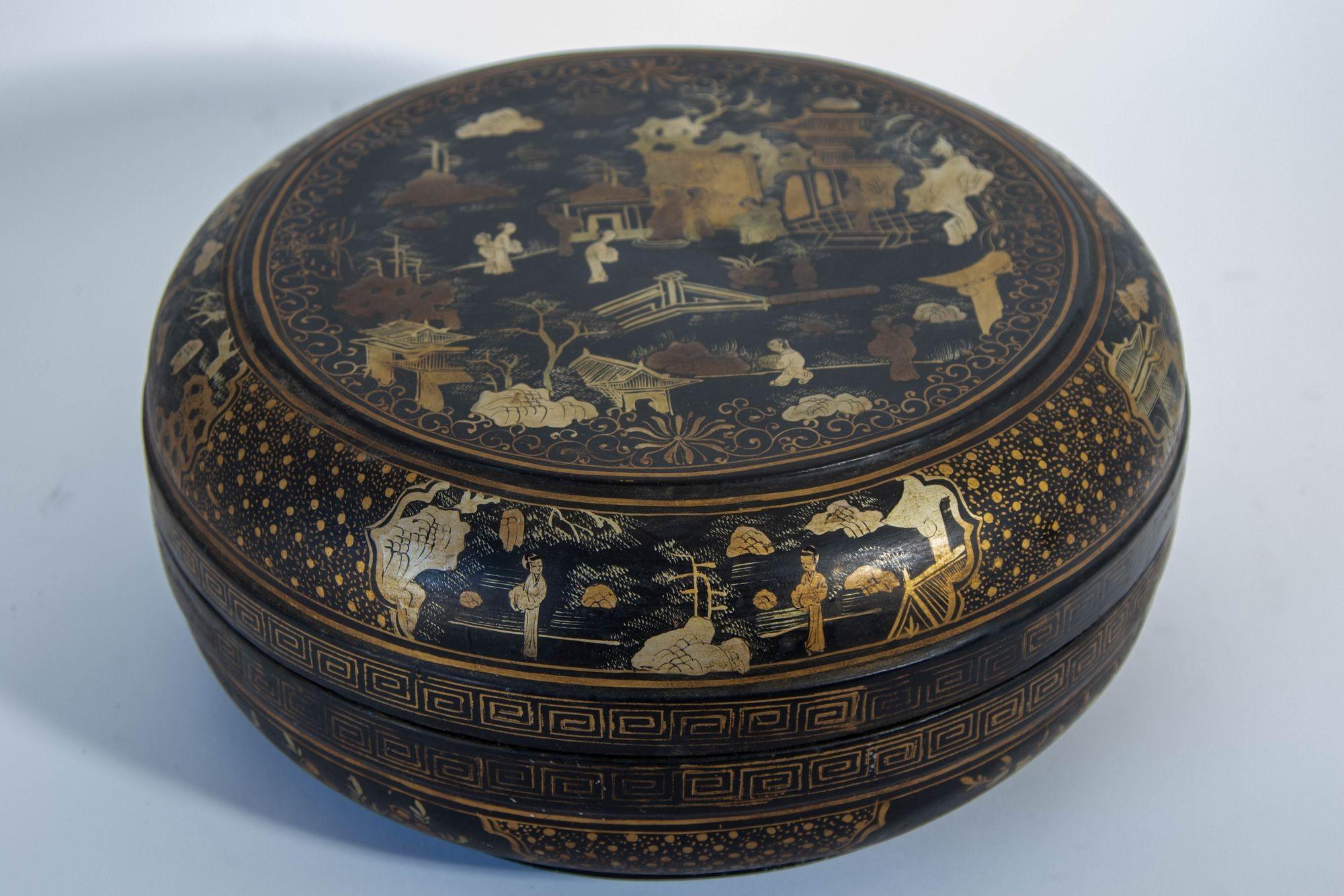 Large Chinese Export Round Black Lacquered Gilt Painted Covered Box 1950s For Sale 1