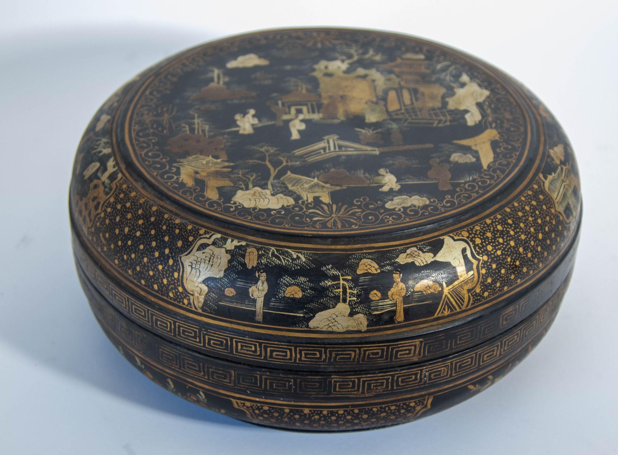 Large Chinese Export Round Black Lacquered Gilt Painted Covered Box 1950s For Sale 2