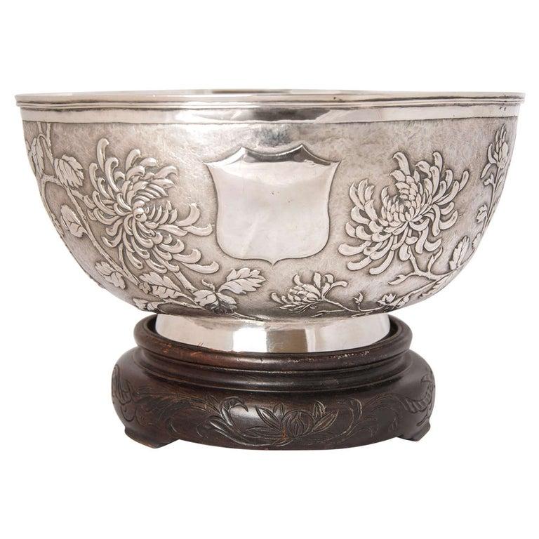 Grand bol en argent d'exportation chinois à décor de chrysanthèmes sur fond mat. Il était vendu par HC, pour Hung Chong 
