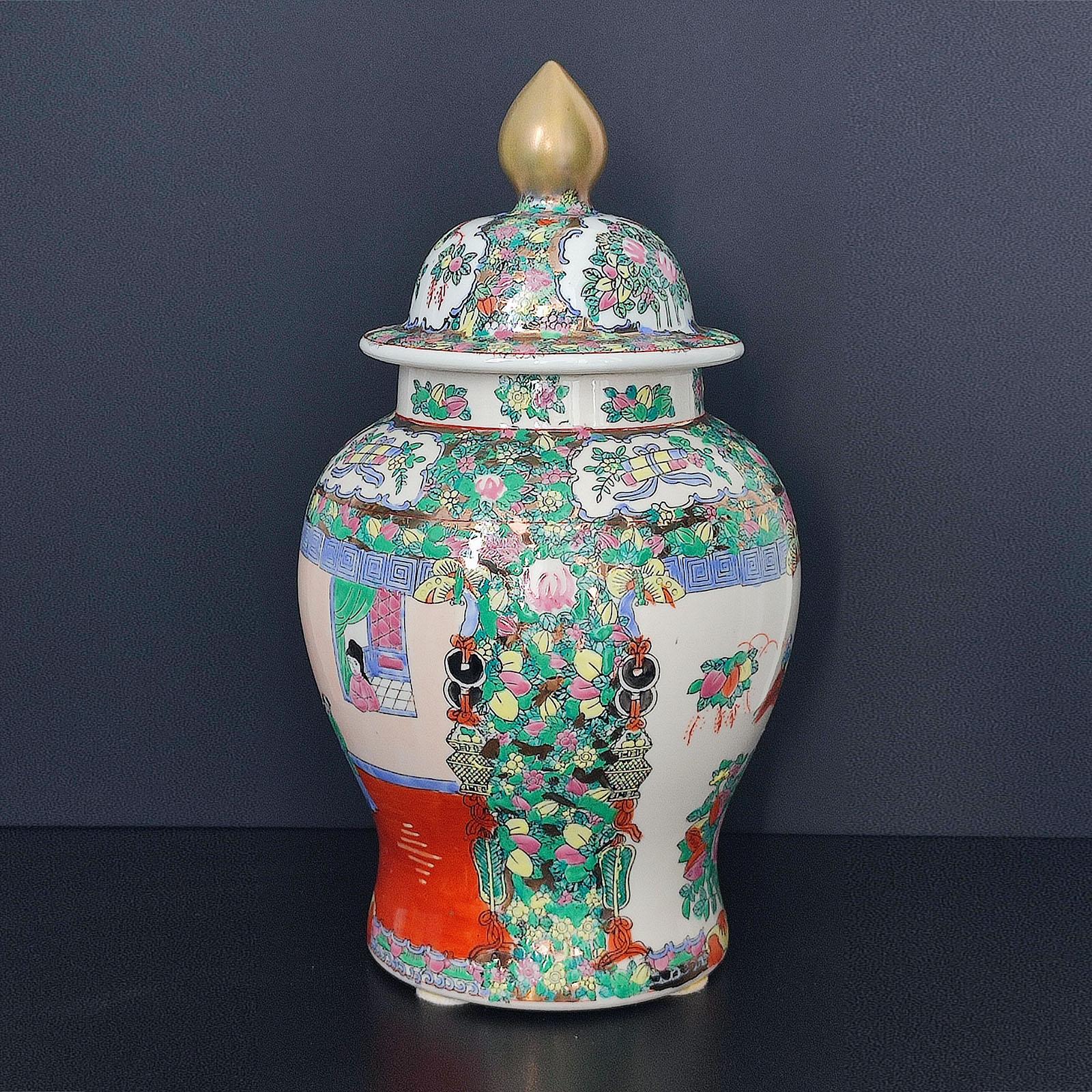 Large Chinese Famille Rose Lidded Jar In Good Condition For Sale In Bochum, NRW