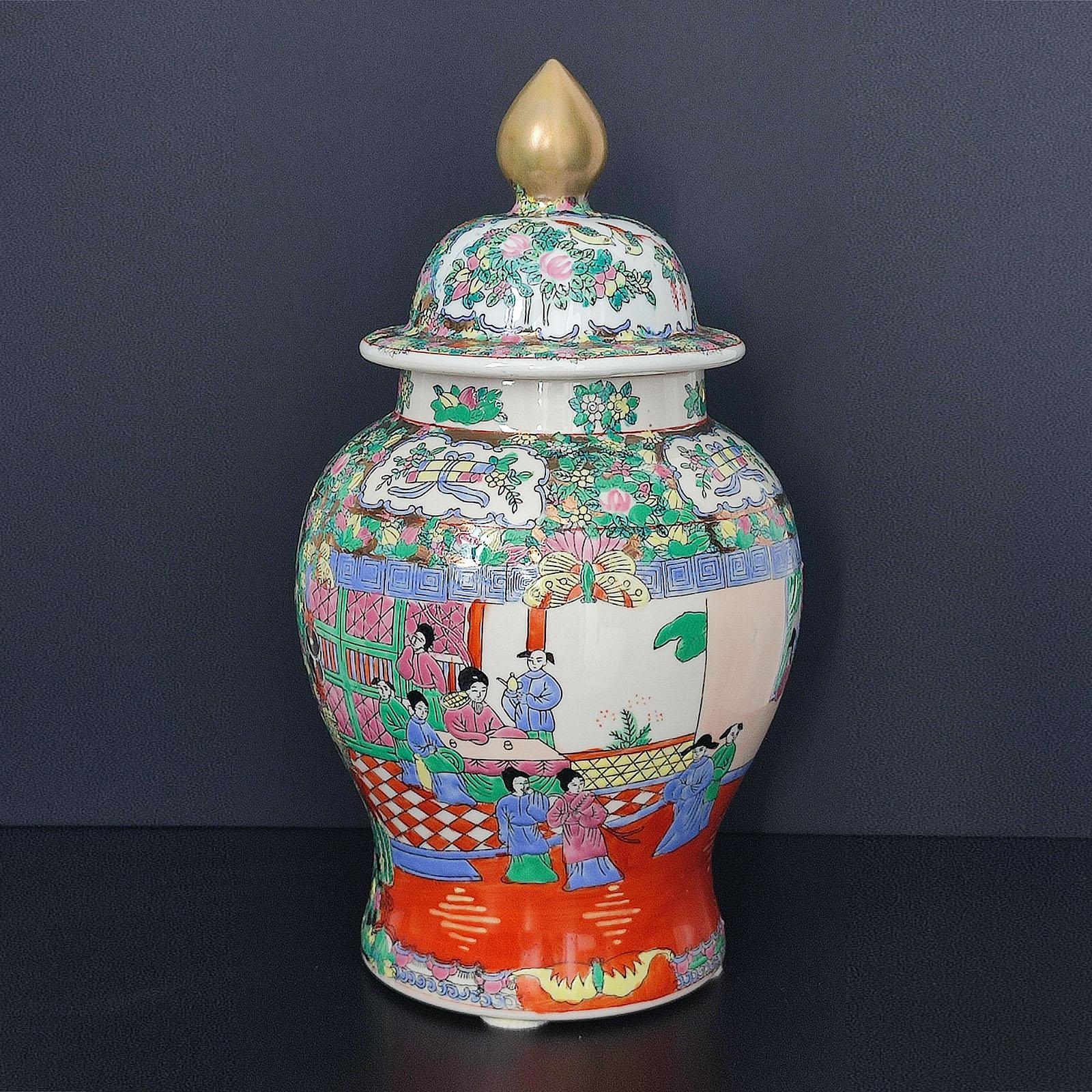 Porcelaine Grande jarre chinoise à couvercle de la famille rose en vente