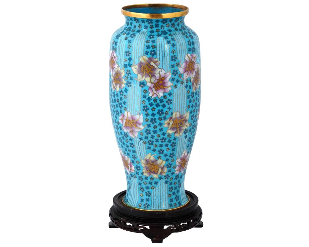 Große chinesische florale Cloisonne-Emaille-Vase W Stand (Meiji-Periode) im Angebot