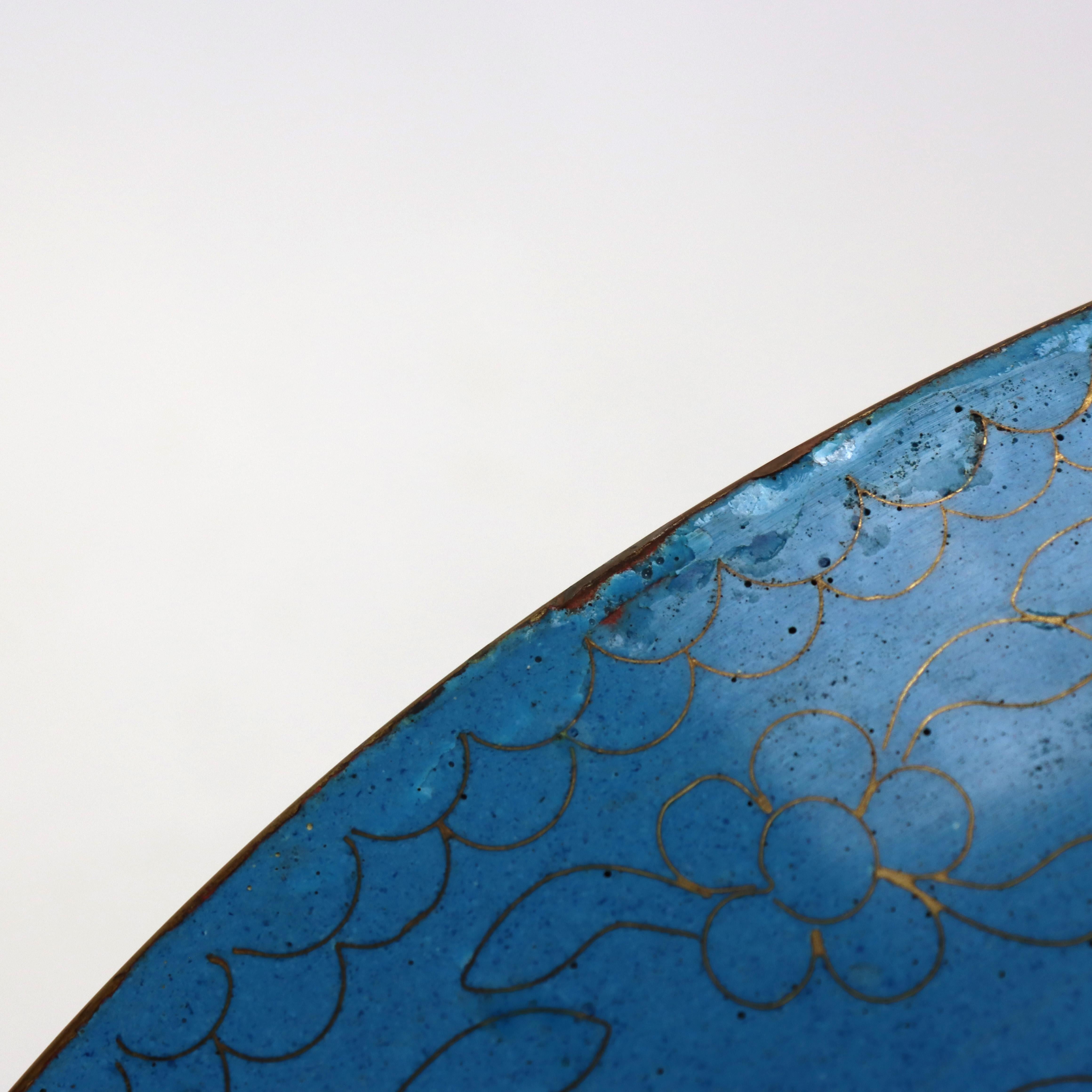 Grand plat de service chinois émaillé cloisonné avec fleurs de jardin C1920 en vente 5