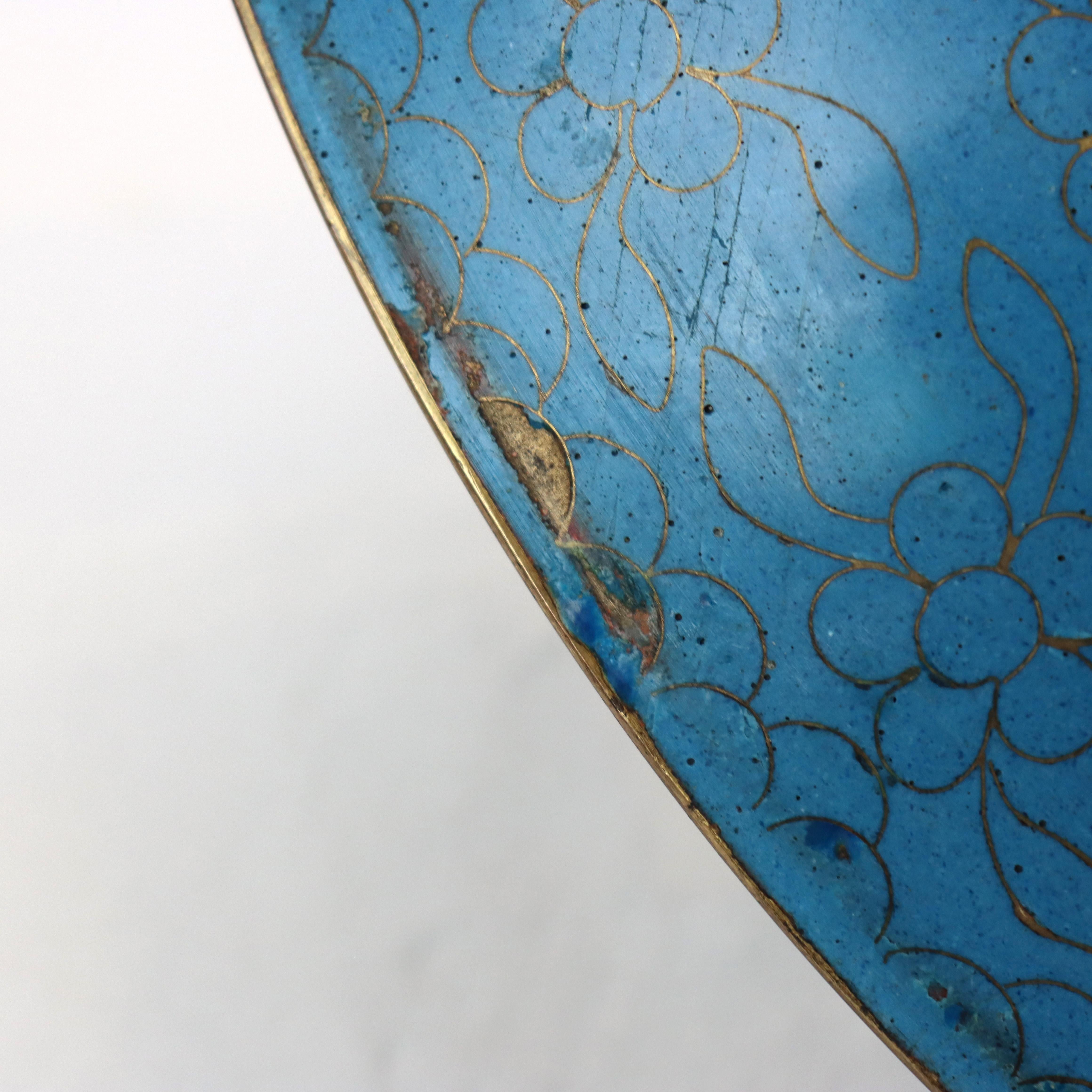 Grand plat de service chinois émaillé cloisonné avec fleurs de jardin C1920 en vente 6