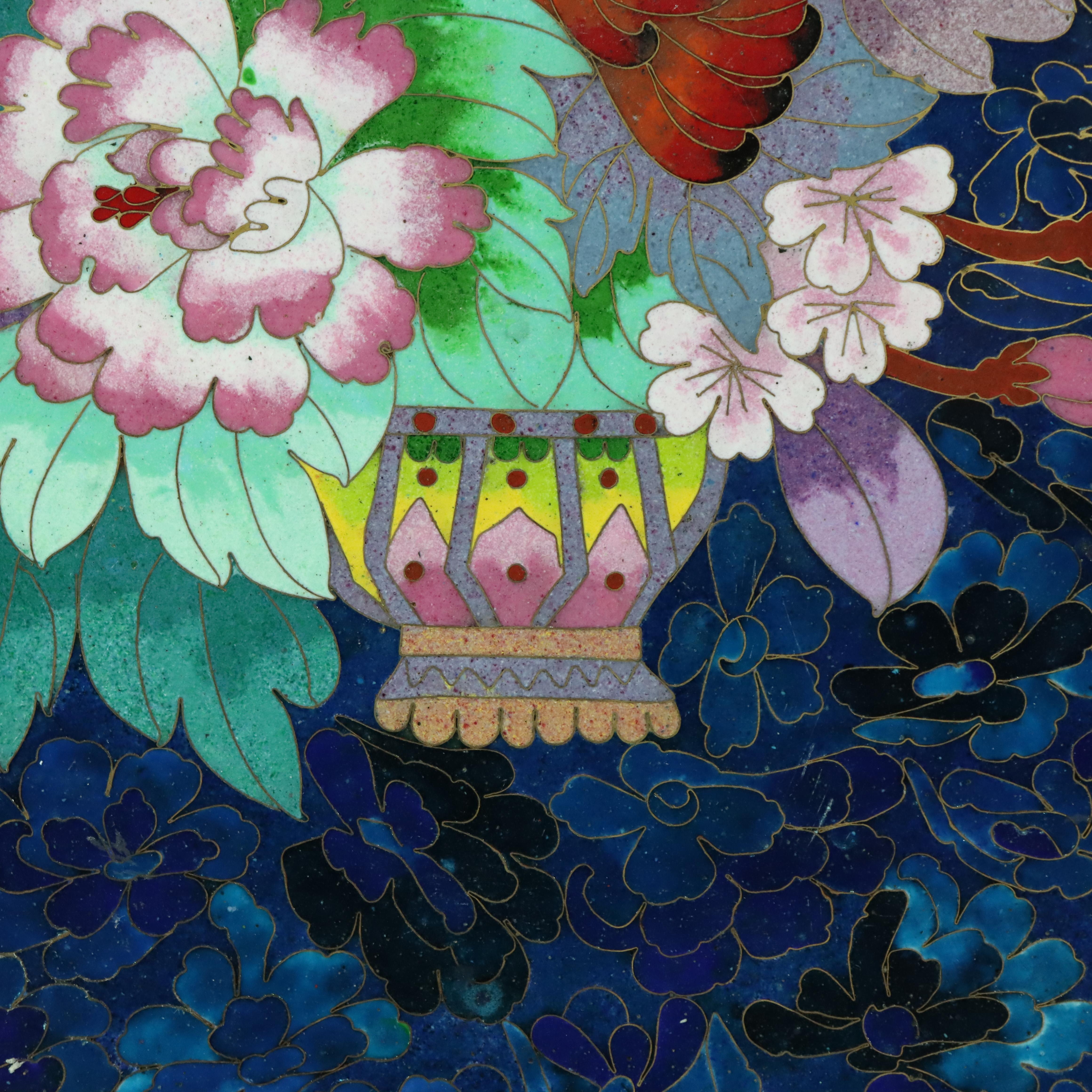 Grand chargeur chinois ancien émaillé cloisonné floral, non signé, datant de 1920
Mesures - 19 5/8